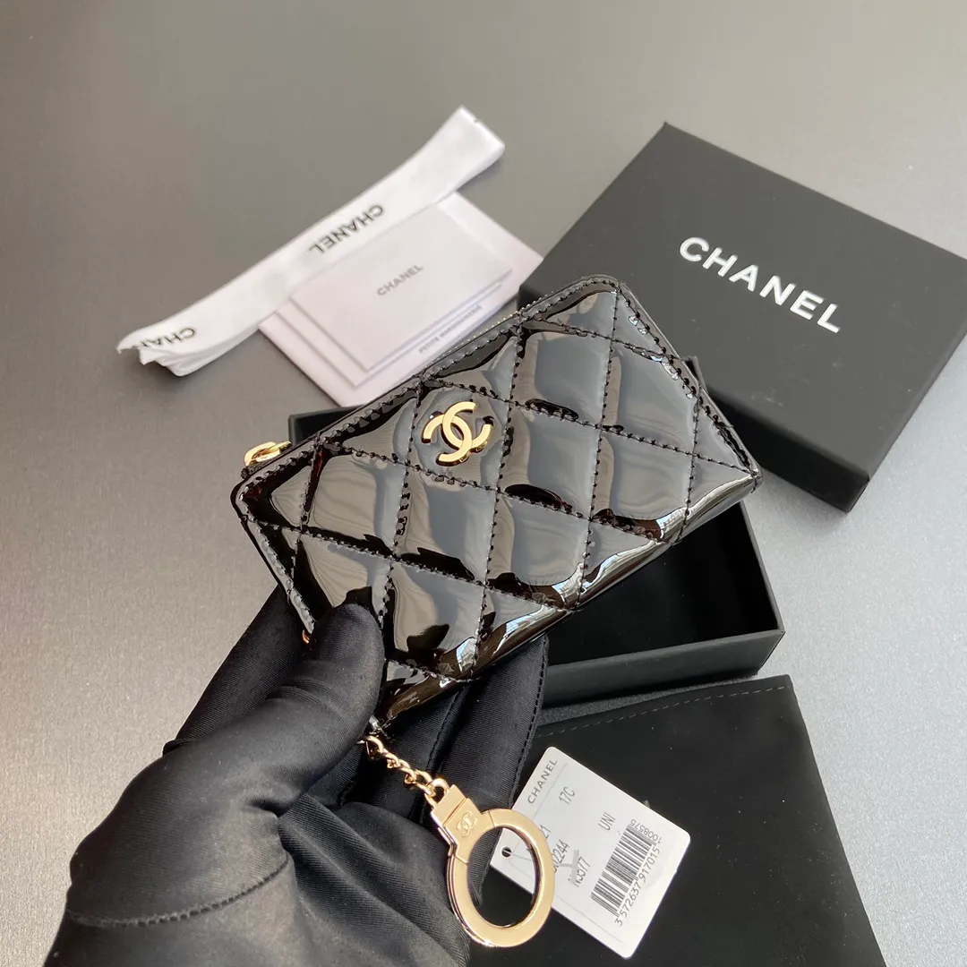 [Special grade hardware original leather] 💰320 Xiaoxiang small zipper bag card holder series Hook chain quilted card holder with iconic metal logo Gold tone metal hardware, special Italian imported leather 1 card slot wallet bag, 1 hook chain No.: 0221 Black smooth leather light gold Size: w11.5×h7.5×1.5cm
