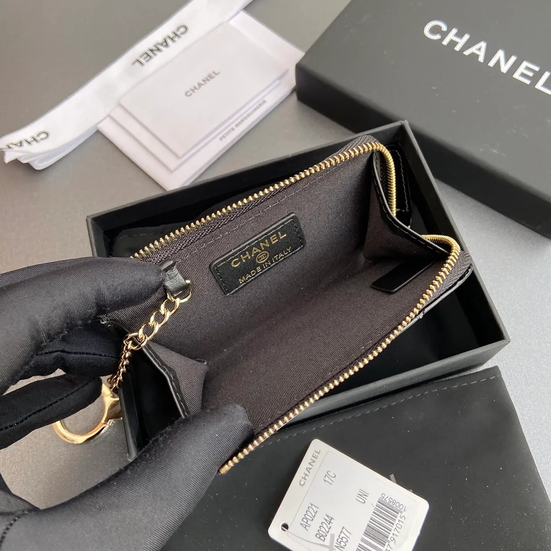 [Special grade hardware original leather] 💰320 Xiaoxiang small zipper bag card holder series Hook chain quilted card holder with iconic metal logo Gold tone metal hardware, special Italian imported leather 1 card slot wallet bag, 1 hook chain No.: 0221 Black smooth leather light gold Size: w11.5×h7.5×1.5cm