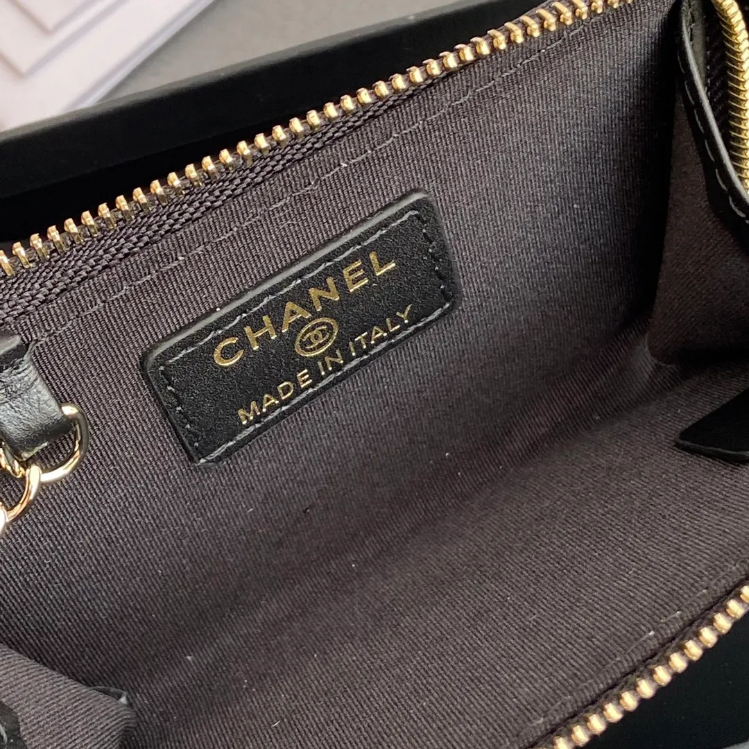 [Special grade hardware original leather] 💰320 Xiaoxiang small zipper bag card holder series Hook chain quilted card holder with iconic metal logo Gold tone metal hardware, special Italian imported leather 1 card slot wallet bag, 1 hook chain No.: 0221 Black smooth leather light gold Size: w11.5×h7.5×1.5cm