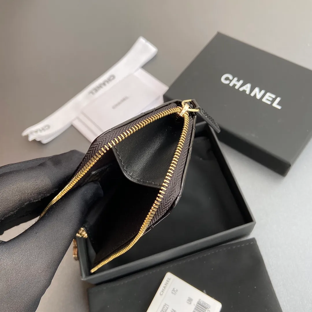 [Special grade hardware original leather] 💰320 Xiaoxiang small zipper bag card holder series Hook chain quilted card holder with iconic metal logo Gold tone metal hardware, special Italian imported leather 1 card slot wallet bag, 1 hook chain No.: 0221 Black smooth leather light gold Size: w11.5×h7.5×1.5cm