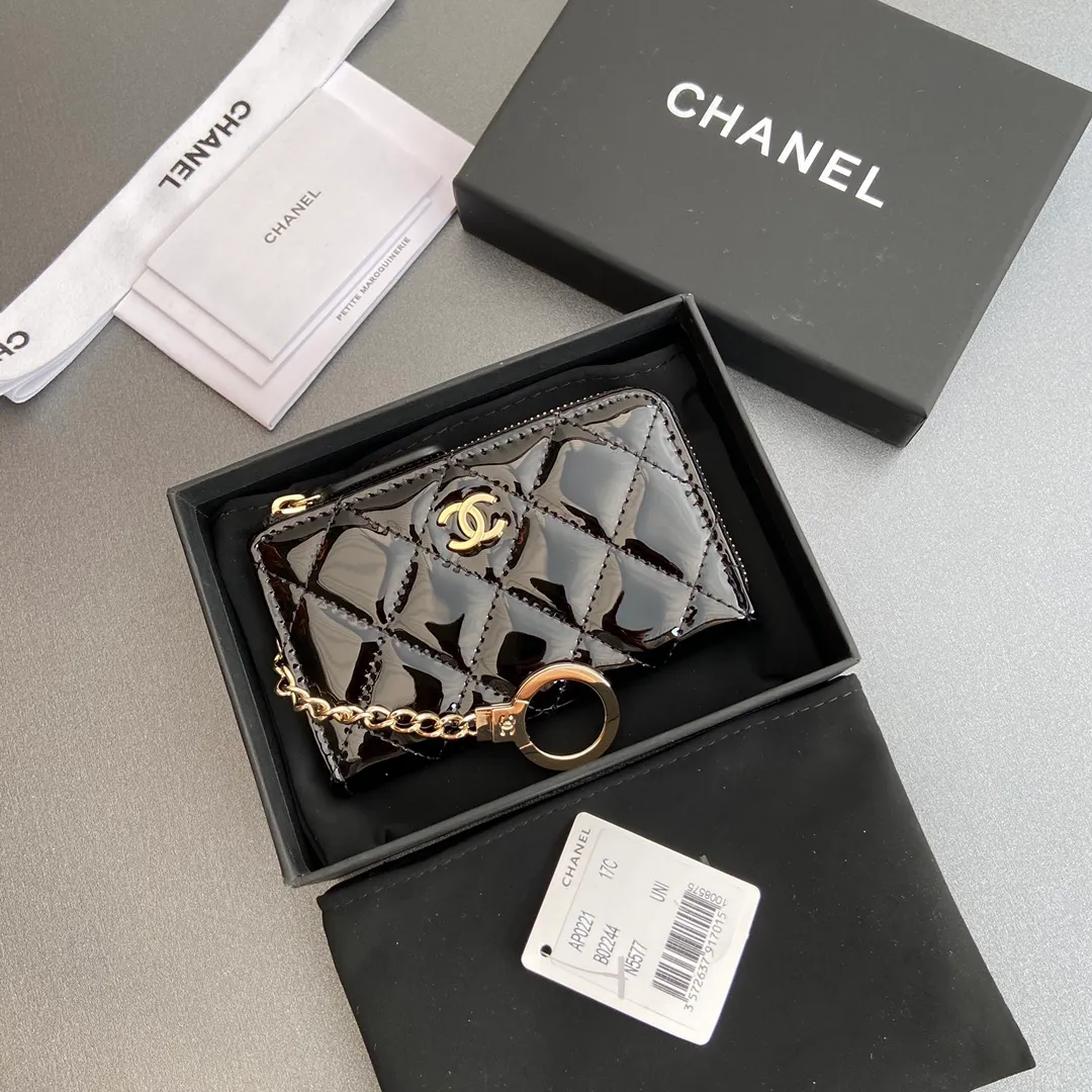 [Special grade hardware original leather] 💰320 Xiaoxiang small zipper bag card holder series Hook chain quilted card holder with iconic metal logo Gold tone metal hardware, special Italian imported leather 1 card slot wallet bag, 1 hook chain No.: 0221 Black smooth leather light gold Size: w11.5×h7.5×1.5cm