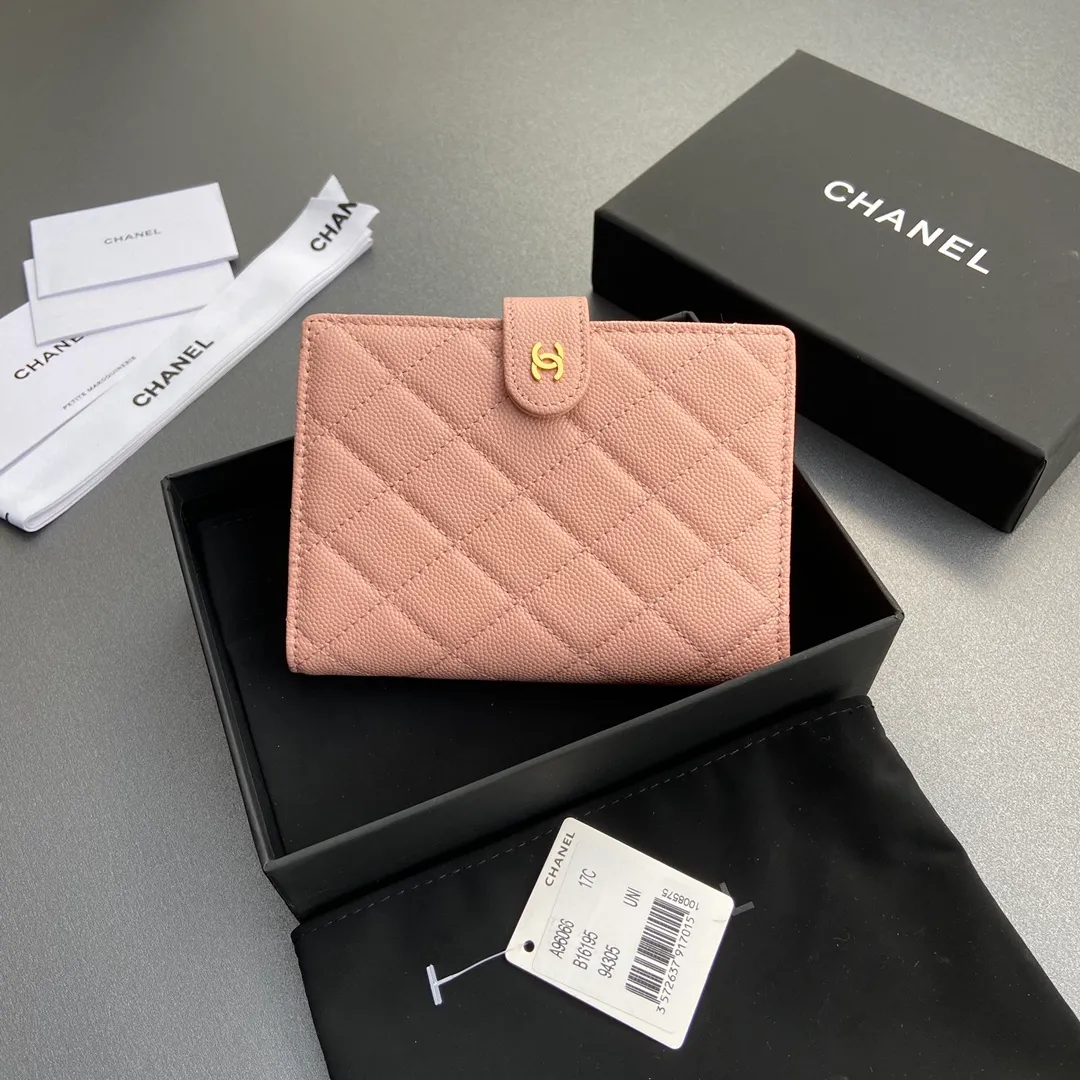 [Premium Hardware Original Leather] ¥440 Xiaoxiang Passport Holder Series Quilted with iconic metal logo Gold tone metal hardware, special Italian imported leather 4 card slots, 1 small zipper pocket. 1 banknote compartment, 1 passport holder card slot No.: 96066 Pink ball gold Size: w10×h14×d2cm