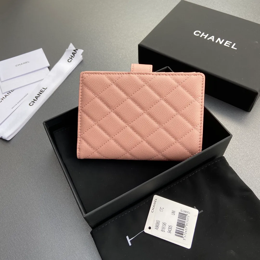 [Premium Hardware Original Leather] ¥440 Xiaoxiang Passport Holder Series Quilted with iconic metal logo Gold tone metal hardware, special Italian imported leather 4 card slots, 1 small zipper pocket. 1 banknote compartment, 1 passport holder card slot No.: 96066 Pink ball gold Size: w10×h14×d2cm