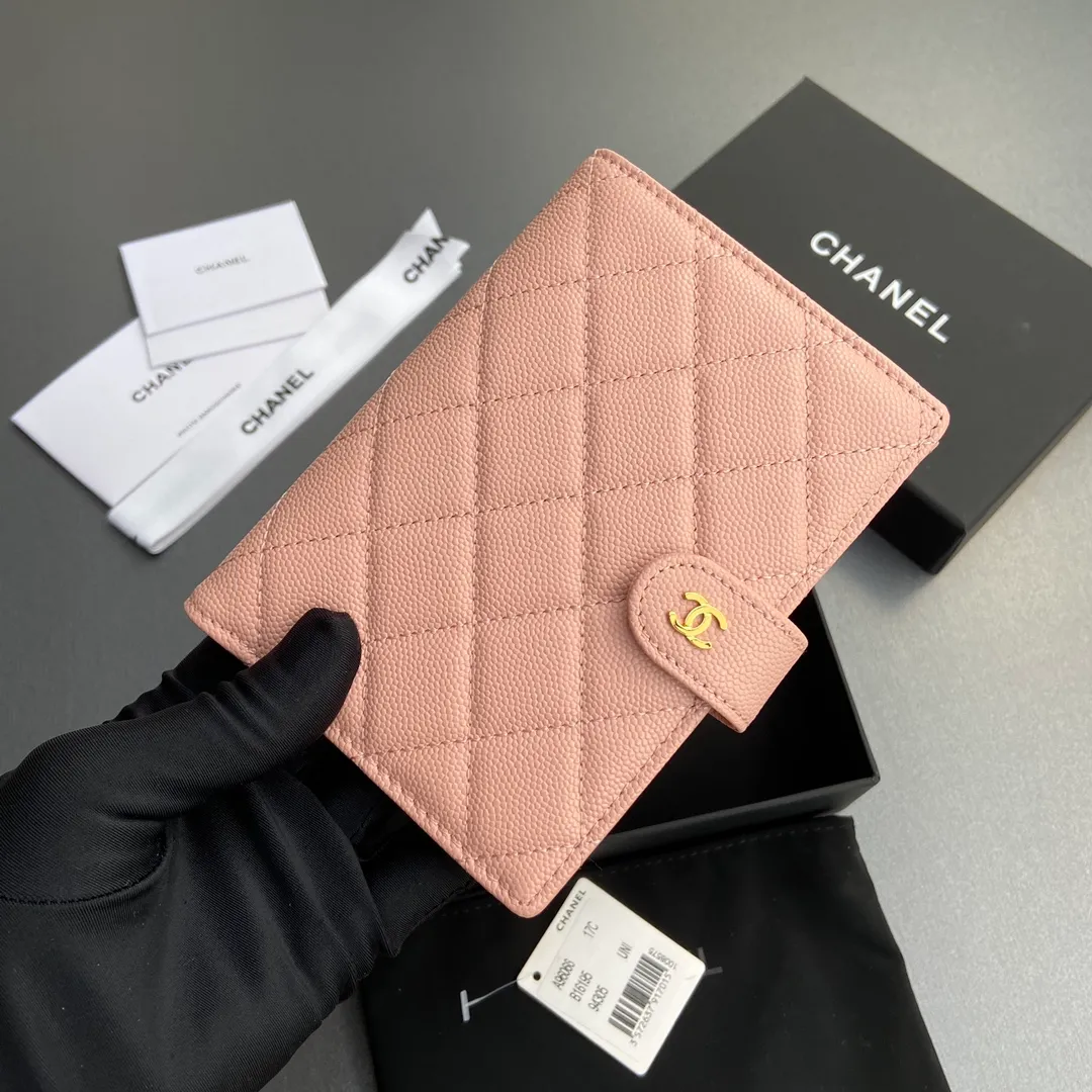 [Premium Hardware Original Leather] ¥440 Xiaoxiang Passport Holder Series Quilted with iconic metal logo Gold tone metal hardware, special Italian imported leather 4 card slots, 1 small zipper pocket. 1 banknote compartment, 1 passport holder card slot No.: 96066 Pink ball gold Size: w10×h14×d2cm