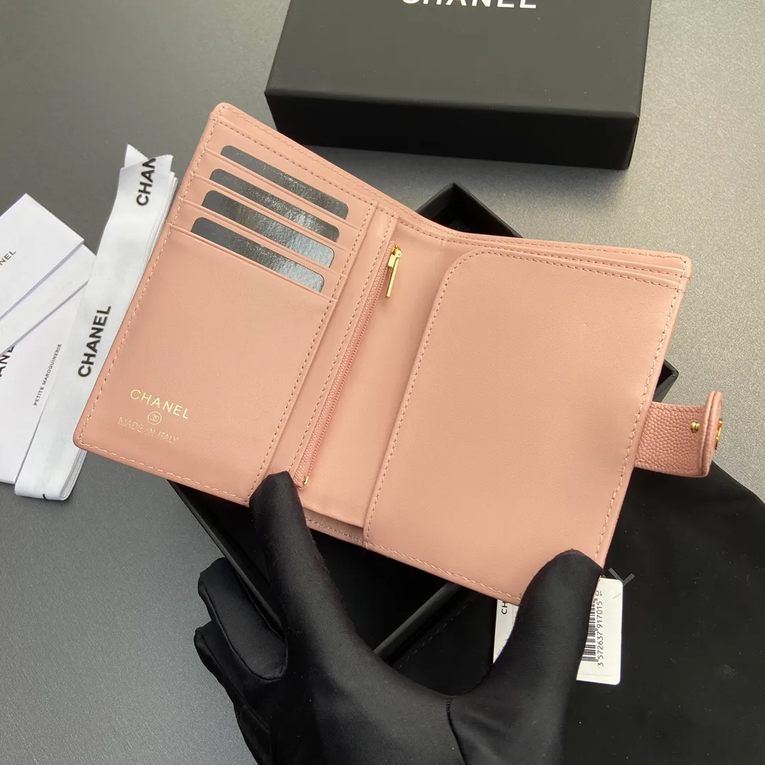[Premium Hardware Original Leather] ¥440 Xiaoxiang Passport Holder Series Quilted with iconic metal logo Gold tone metal hardware, special Italian imported leather 4 card slots, 1 small zipper pocket. 1 banknote compartment, 1 passport holder card slot No.: 96066 Pink ball gold Size: w10×h14×d2cm