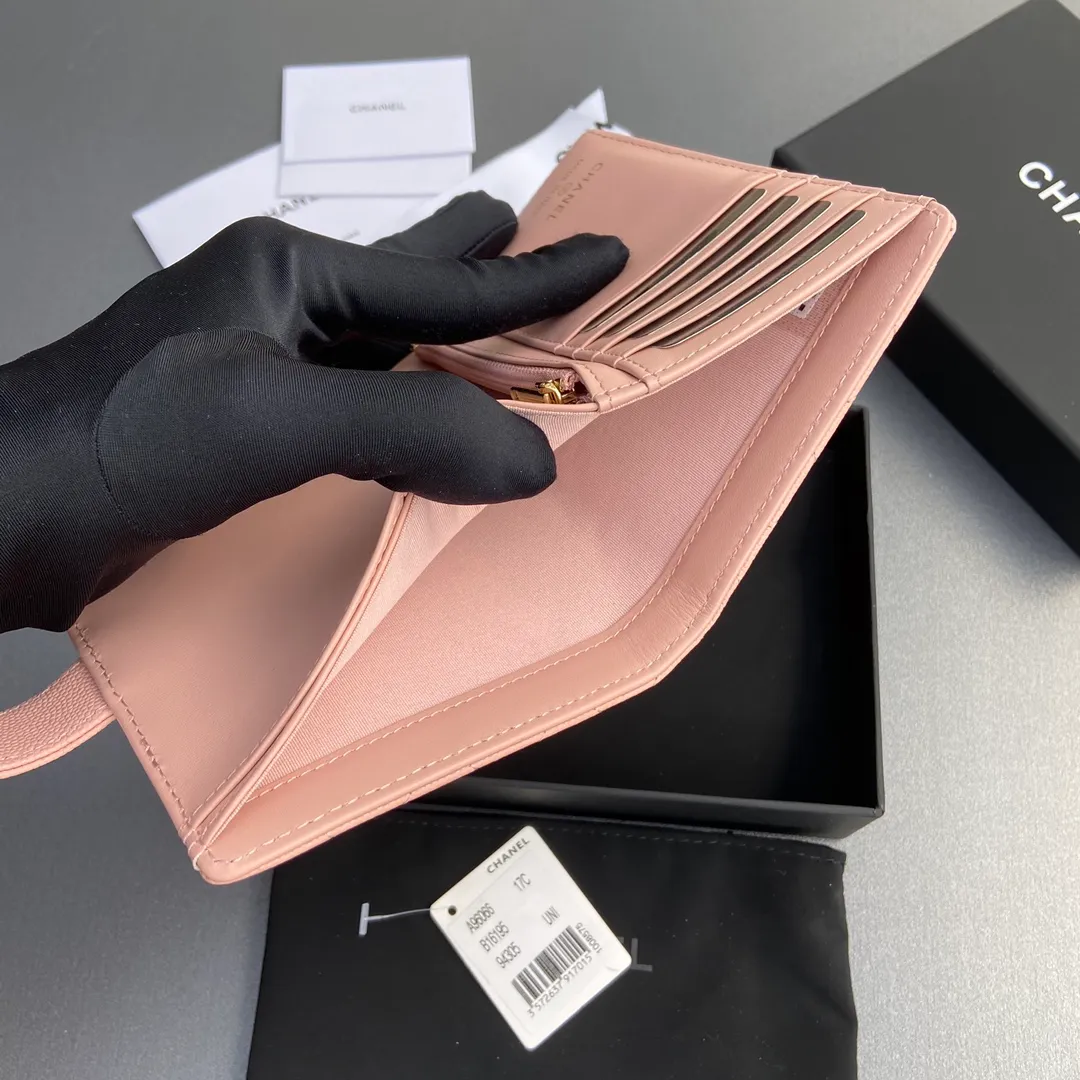 [Premium Hardware Original Leather] ¥440 Xiaoxiang Passport Holder Series Quilted with iconic metal logo Gold tone metal hardware, special Italian imported leather 4 card slots, 1 small zipper pocket. 1 banknote compartment, 1 passport holder card slot No.: 96066 Pink ball gold Size: w10×h14×d2cm