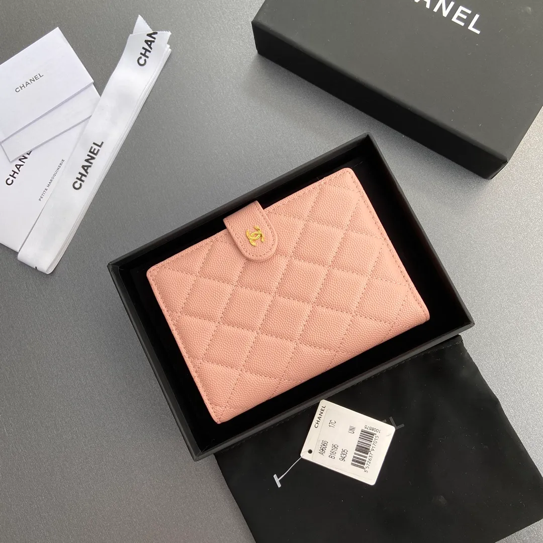 [Premium Hardware Original Leather] ¥440 Xiaoxiang Passport Holder Series Quilted with iconic metal logo Gold tone metal hardware, special Italian imported leather 4 card slots, 1 small zipper pocket. 1 banknote compartment, 1 passport holder card slot No.: 96066 Pink ball gold Size: w10×h14×d2cm