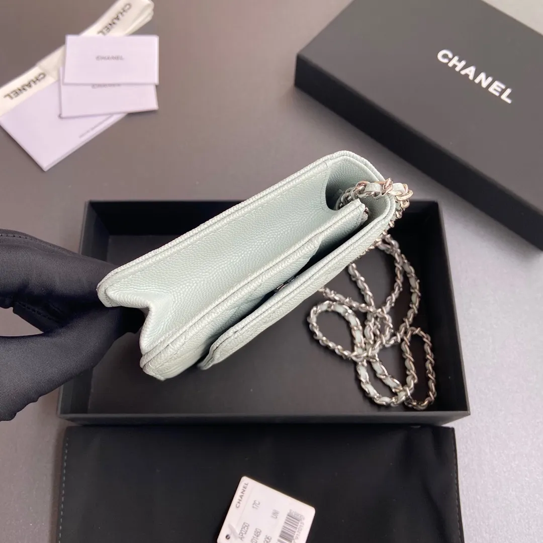 Xiaoxiang imported Italian grained calfskin Item No.: A0250 Price: 640 Size: w20×h13×d3.5cm Color: Light blue fine ball pattern silver steel mark