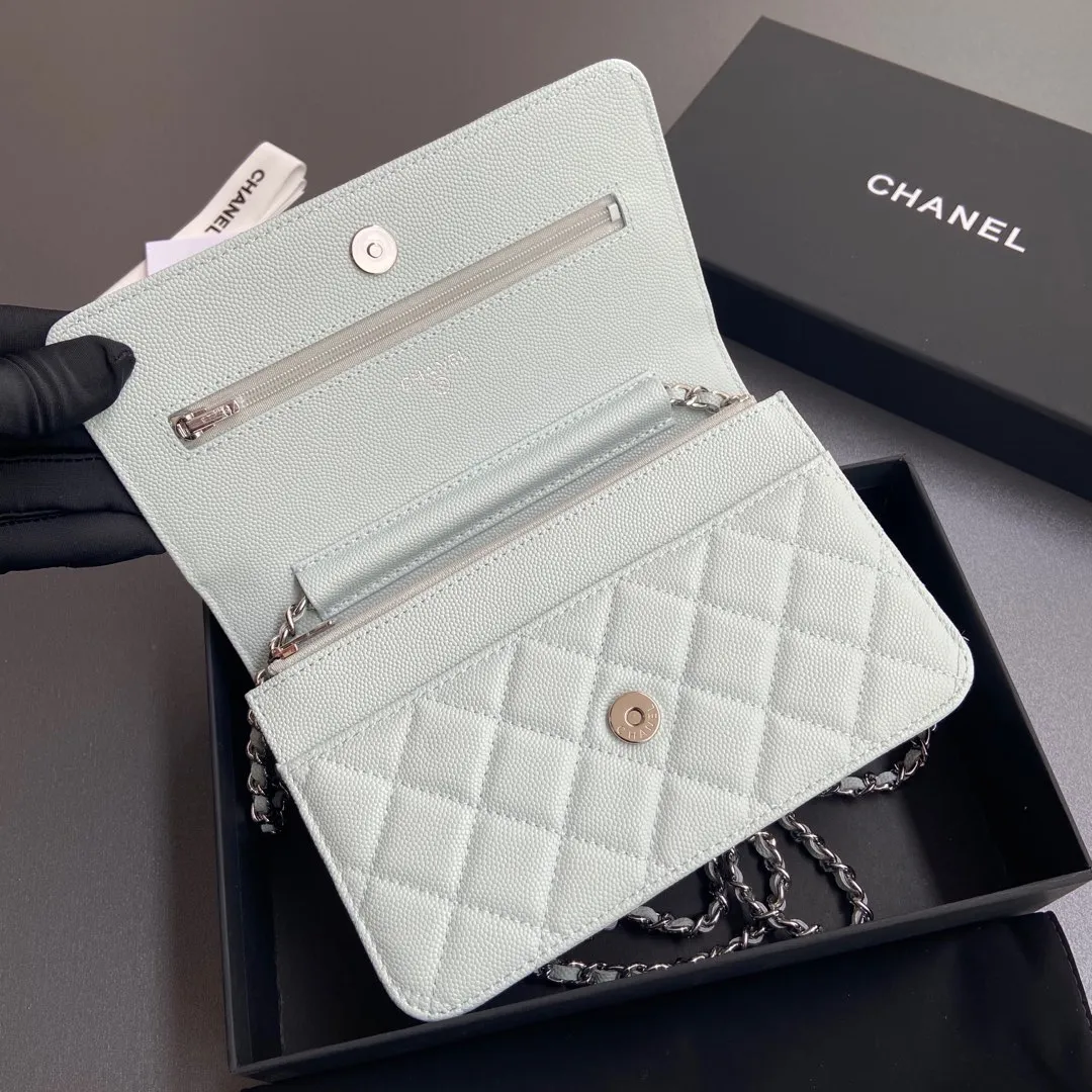 Xiaoxiang imported Italian grained calfskin Item No.: A0250 Price: 640 Size: w20×h13×d3.5cm Color: Light blue fine ball pattern silver steel mark