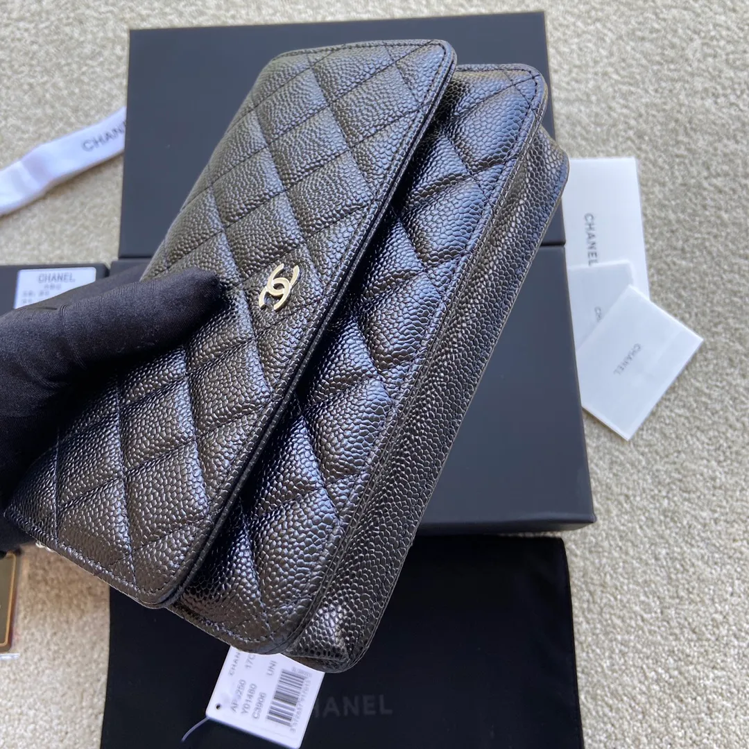 Xiaoxiang imported Italian grained calfskin Item number: A0250 💰: 640 Size: w20×h13×d3.5cm Color: black ball pattern silver steel mark