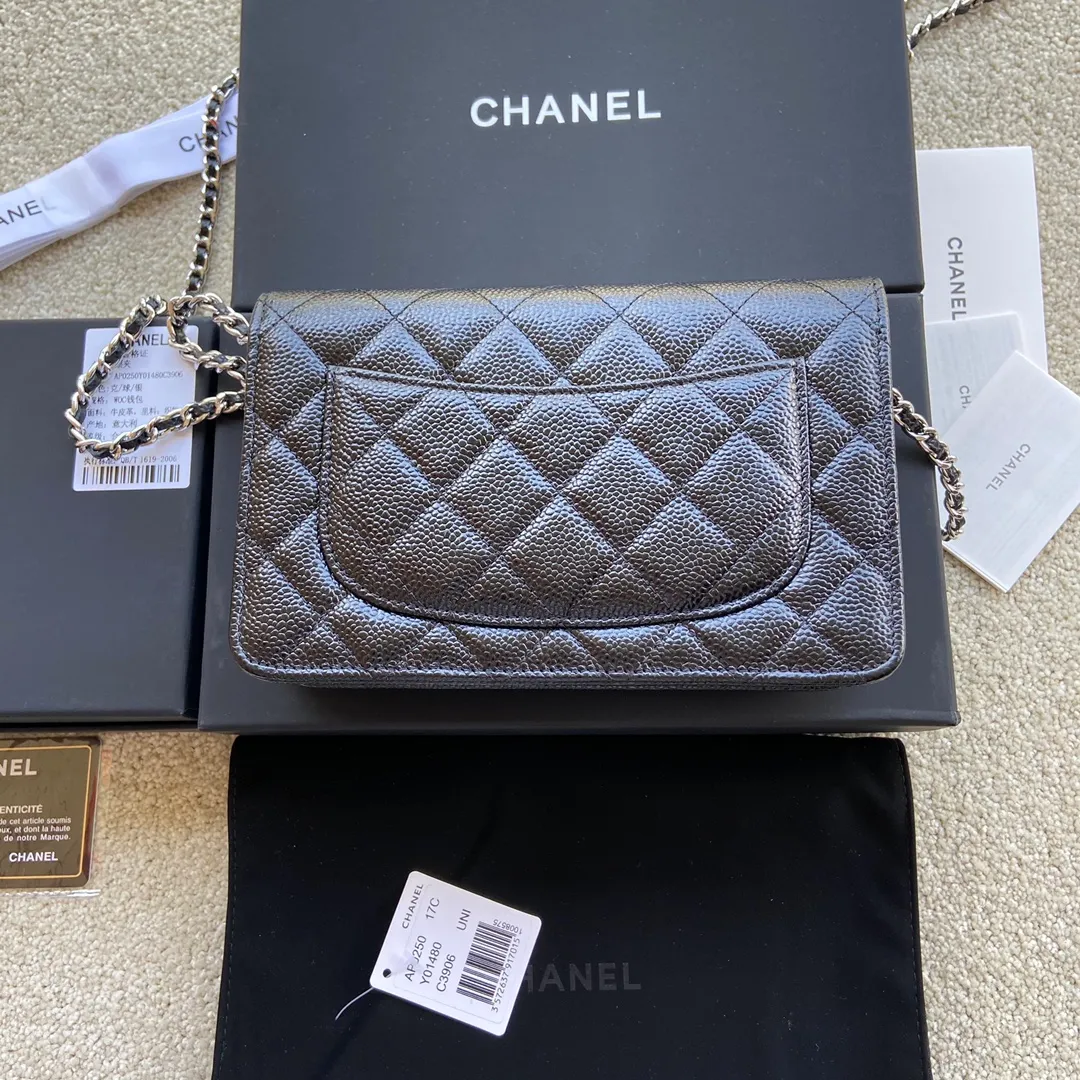 Xiaoxiang imported Italian grained calfskin Item number: A0250 💰: 640 Size: w20×h13×d3.5cm Color: black ball pattern silver steel mark
