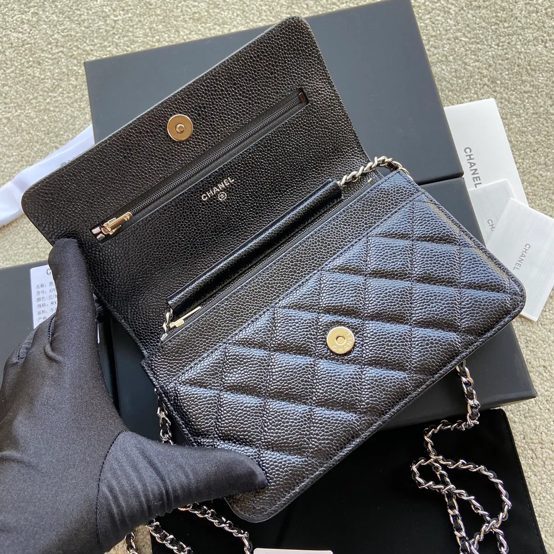 Xiaoxiang imported Italian grained calfskin Item number: A0250 💰: 640 Size: w20×h13×d3.5cm Color: black ball pattern silver steel mark