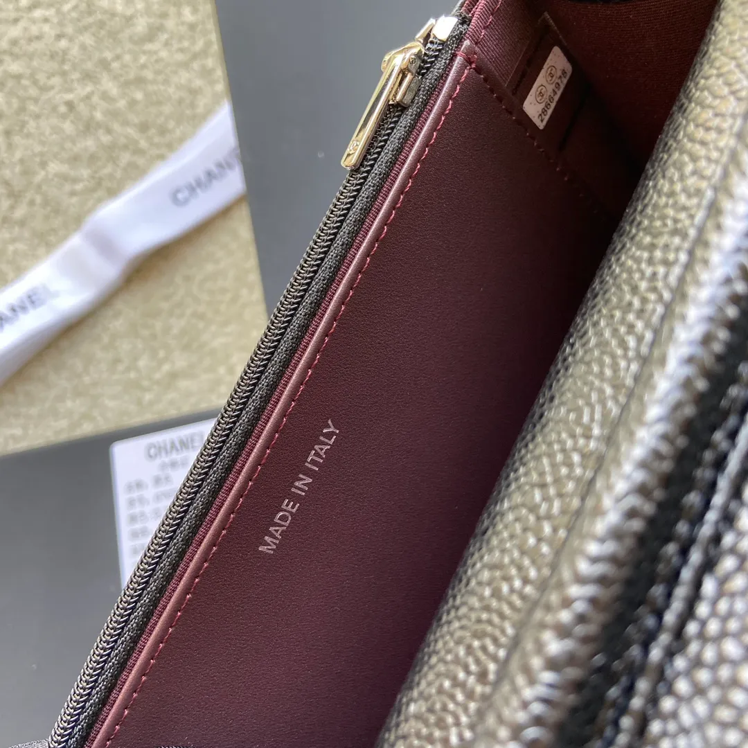 Xiaoxiang imported Italian grained calfskin Item number: A0250 💰: 640 Size: w20×h13×d3.5cm Color: black ball pattern silver steel mark