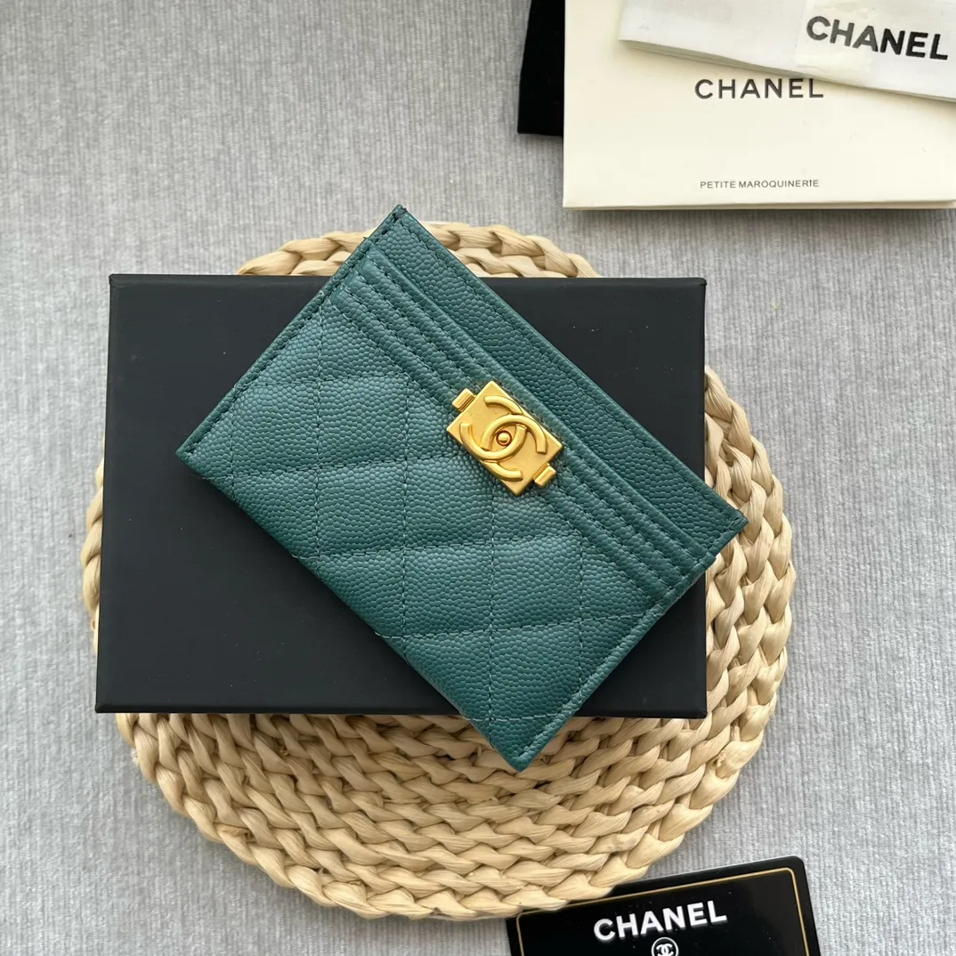 ¥220 [original quality] [with serial code] CHANEL’s new leboy card holder has arrived! The pebbled diamond pattern is very eye-catching! The retro gold buckle has an old-fashioned feel and is very fashionable and retro❤️This small card holder is very cost-effective, and you can also put some change in the three card slots👍Model number: 84431 Size: 11×7.5×1cm