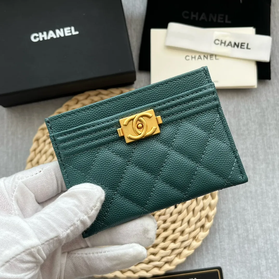 ¥220 [original quality] [with serial code] CHANEL’s new leboy card holder has arrived! The pebbled diamond pattern is very eye-catching! The retro gold buckle has an old-fashioned feel and is very fashionable and retro❤️This small card holder is very cost-effective, and you can also put some change in the three card slots👍Model number: 84431 Size: 11×7.5×1cm