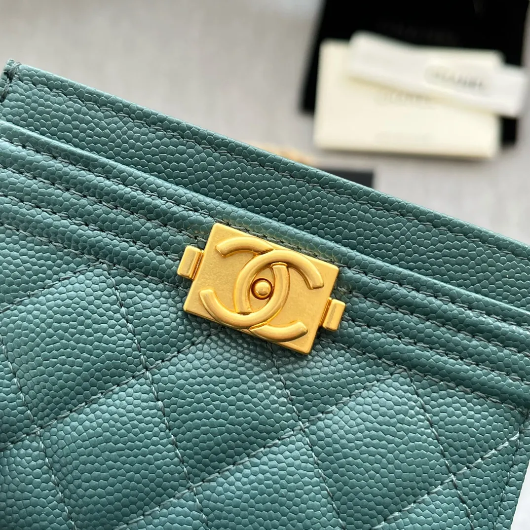 ¥220 [original quality] [with serial code] CHANEL’s new leboy card holder has arrived! The pebbled diamond pattern is very eye-catching! The retro gold buckle has an old-fashioned feel and is very fashionable and retro❤️This small card holder is very cost-effective, and you can also put some change in the three card slots👍Model number: 84431 Size: 11×7.5×1cm