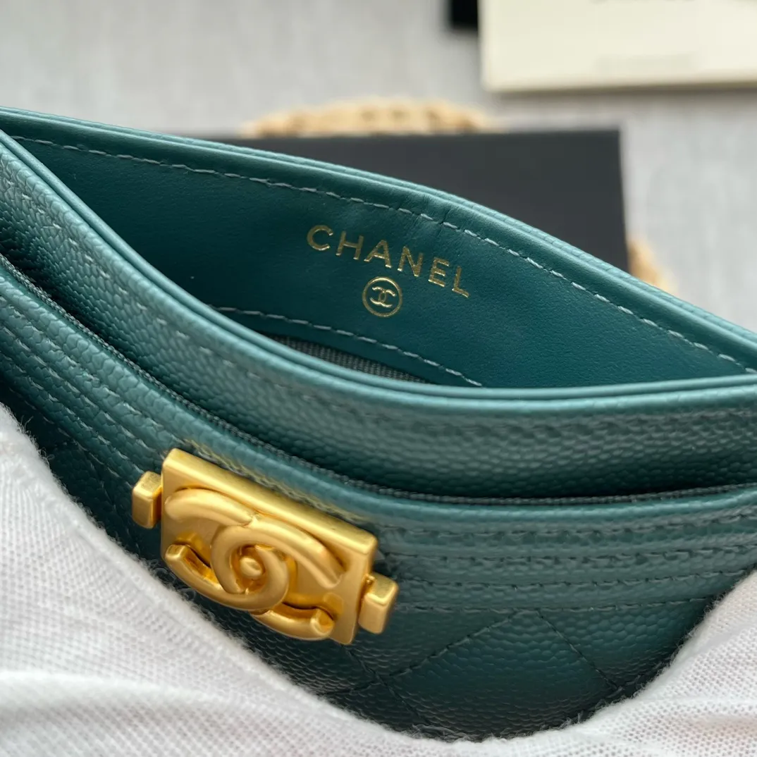 ¥220 [original quality] [with serial code] CHANEL’s new leboy card holder has arrived! The pebbled diamond pattern is very eye-catching! The retro gold buckle has an old-fashioned feel and is very fashionable and retro❤️This small card holder is very cost-effective, and you can also put some change in the three card slots👍Model number: 84431 Size: 11×7.5×1cm