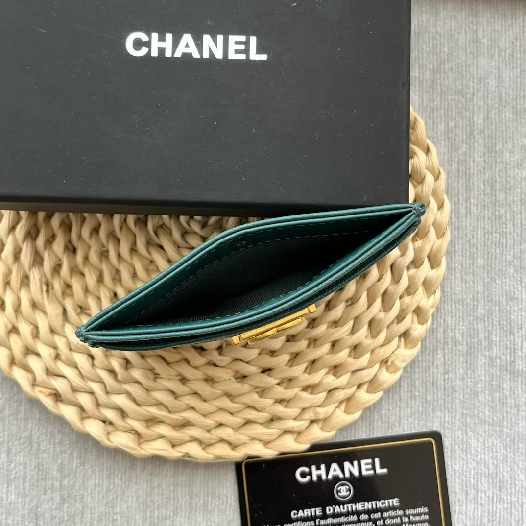 ¥220 [original quality] [with serial code] CHANEL’s new leboy card holder has arrived! The pebbled diamond pattern is very eye-catching! The retro gold buckle has an old-fashioned feel and is very fashionable and retro❤️This small card holder is very cost-effective, and you can also put some change in the three card slots👍Model number: 84431 Size: 11×7.5×1cm
