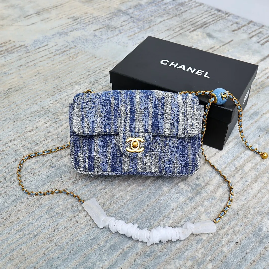 All Categories Official Website "Brand Women's Bags" Women's Bags 💙 Chanel is a must-try when in-store. The exclusive custom-made high-end camouflage fabric is loved by everyone. 💞Full of summer flavor. 💫I can't help but keep the real thing for myself. It's so beautiful. It's definitely another storm coming. Size 20cm