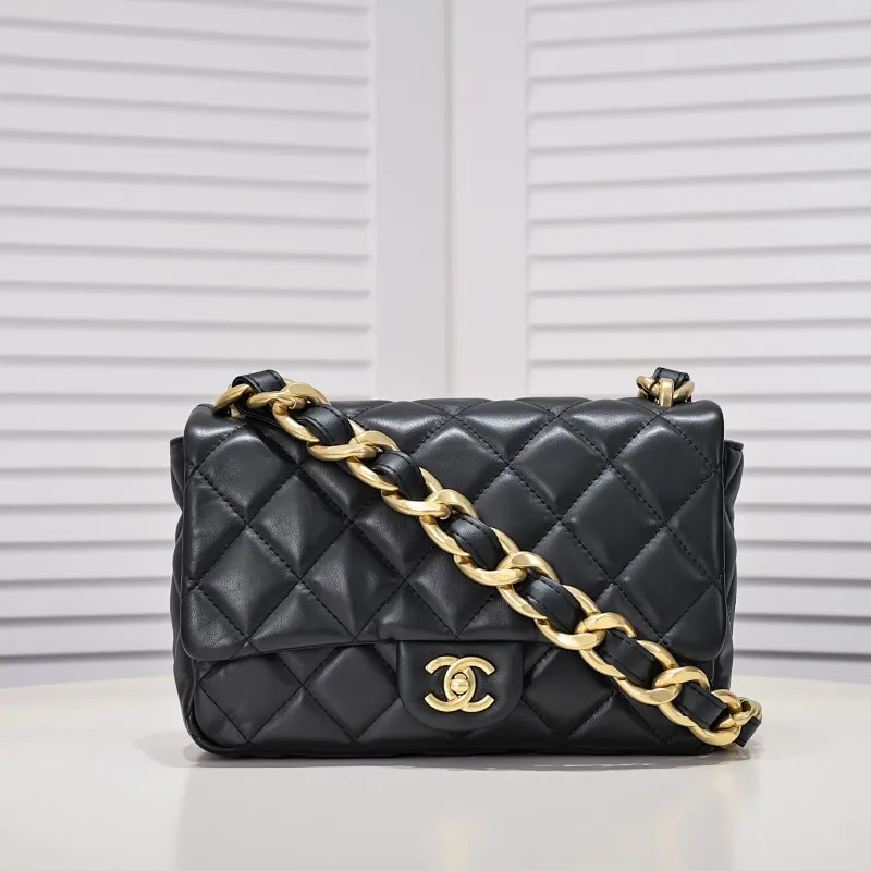 All Categories Official Website "Brand Women's Bags" Women's Bags 💙 Chanel 𝗖𝗵𝗮𝗻𝗲𝟭 𝟮𝟮𝘀 Large Gold Chain Underarm Bag Large Size Jimei, have you got it yet? This bag is easy to wear with hot girls, and the capacity is good. The thick chain is the finishing touch of this bag. It is younger and more fashionable than Cf 𝐒𝐢𝐳𝐞𝟏8-𝟐7-