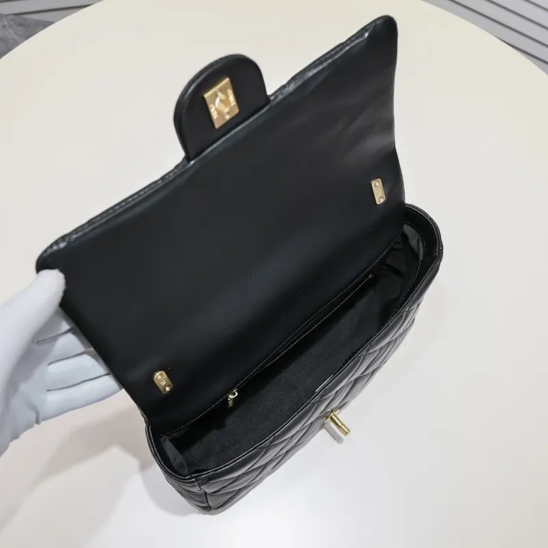 All Categories Official Website "Brand Women's Bags" Women's Bags 💙 Chanel 𝗖𝗵𝗮𝗻𝗲𝟭 𝟮𝟮𝘀 Large Gold Chain Underarm Bag Large Size Jimei, have you got it yet? This bag is easy to wear with hot girls, and the capacity is good. The thick chain is the finishing touch of this bag. It is younger and more fashionable than Cf 𝐒𝐢𝐳𝐞𝟏8-𝟐7-