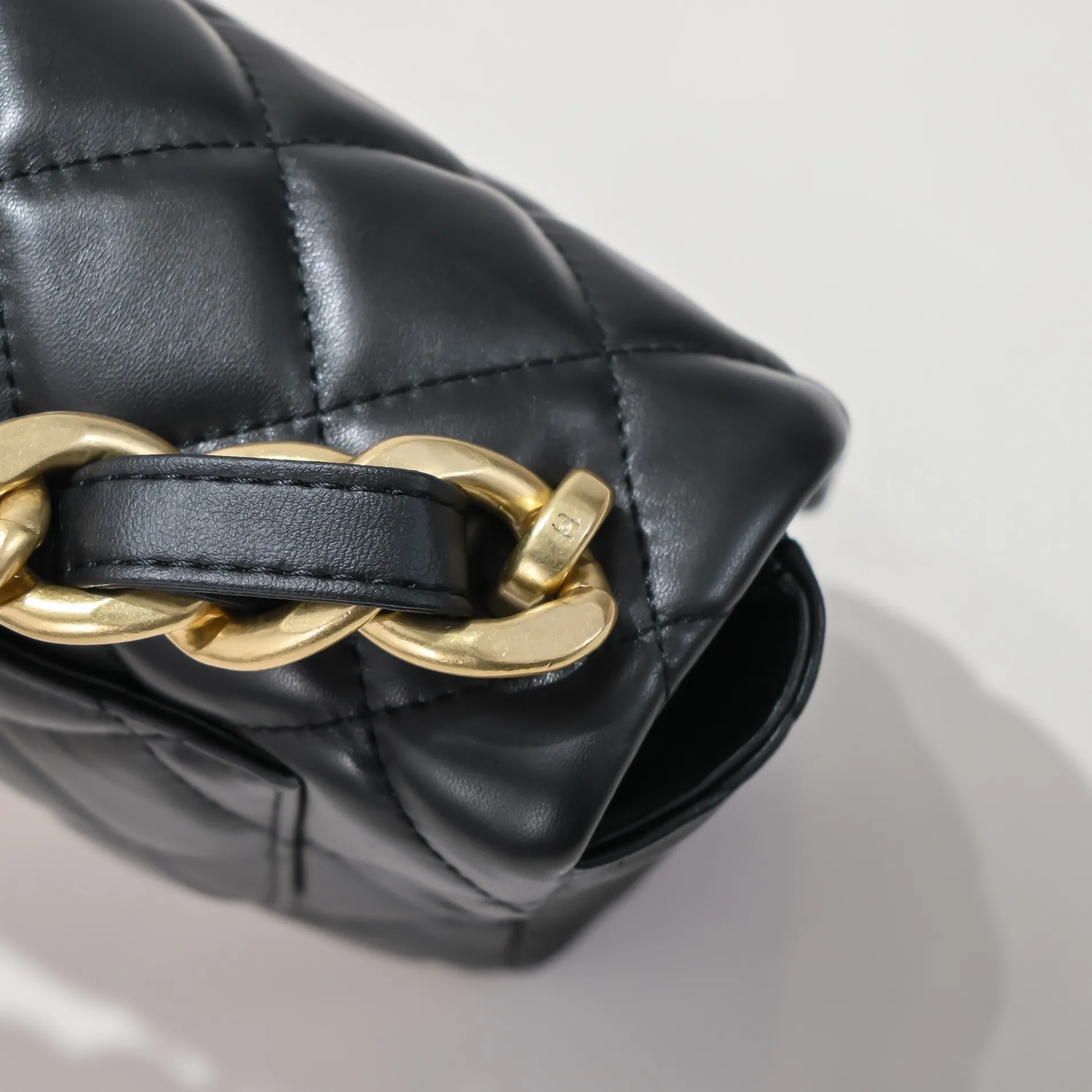 All Categories Official Website "Brand Women's Bags" Women's Bags 💙 Chanel 𝗖𝗵𝗮𝗻𝗲𝟭 𝟮𝟮𝘀 Large Gold Chain Underarm Bag Large Size Jimei, have you got it yet? This bag is easy to wear with hot girls, and the capacity is good. The thick chain is the finishing touch of this bag. It is younger and more fashionable than Cf 𝐒𝐢𝐳𝐞𝟏8-𝟐7-
