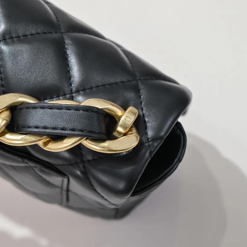 All Categories Official Website "Brand Women's Bags" Women's Bags 💙 Chanel 𝗖𝗵𝗮𝗻𝗲𝟭 𝟮𝟮𝘀 Large Gold Chain Underarm Bag Large Size Jimei, have you got it yet? This bag is easy to wear with hot girls, and the capacity is good. The thick chain is the finishing touch of this bag. It is younger and more fashionable than Cf 𝐒𝐢𝐳𝐞𝟏8-𝟐7-