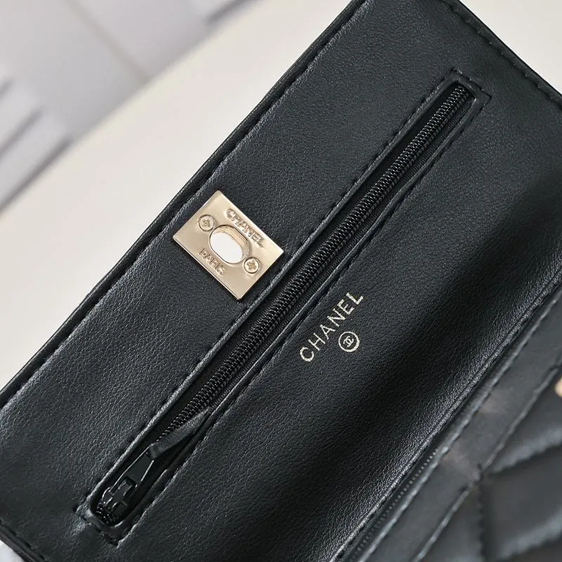 All Categories Official Website "Brand Women's Bags" Women's Bags 💙 Chanel Chane Small Chain Bag Wallet on chain is definitely indispensable. Imported calfskin 🐂 This bag is super practical, but it has a bug ~ it is too long, because it is designed according to European and American body shapes, and it will be slightly longer for Asians! but! Don't be afraid, there is magic now