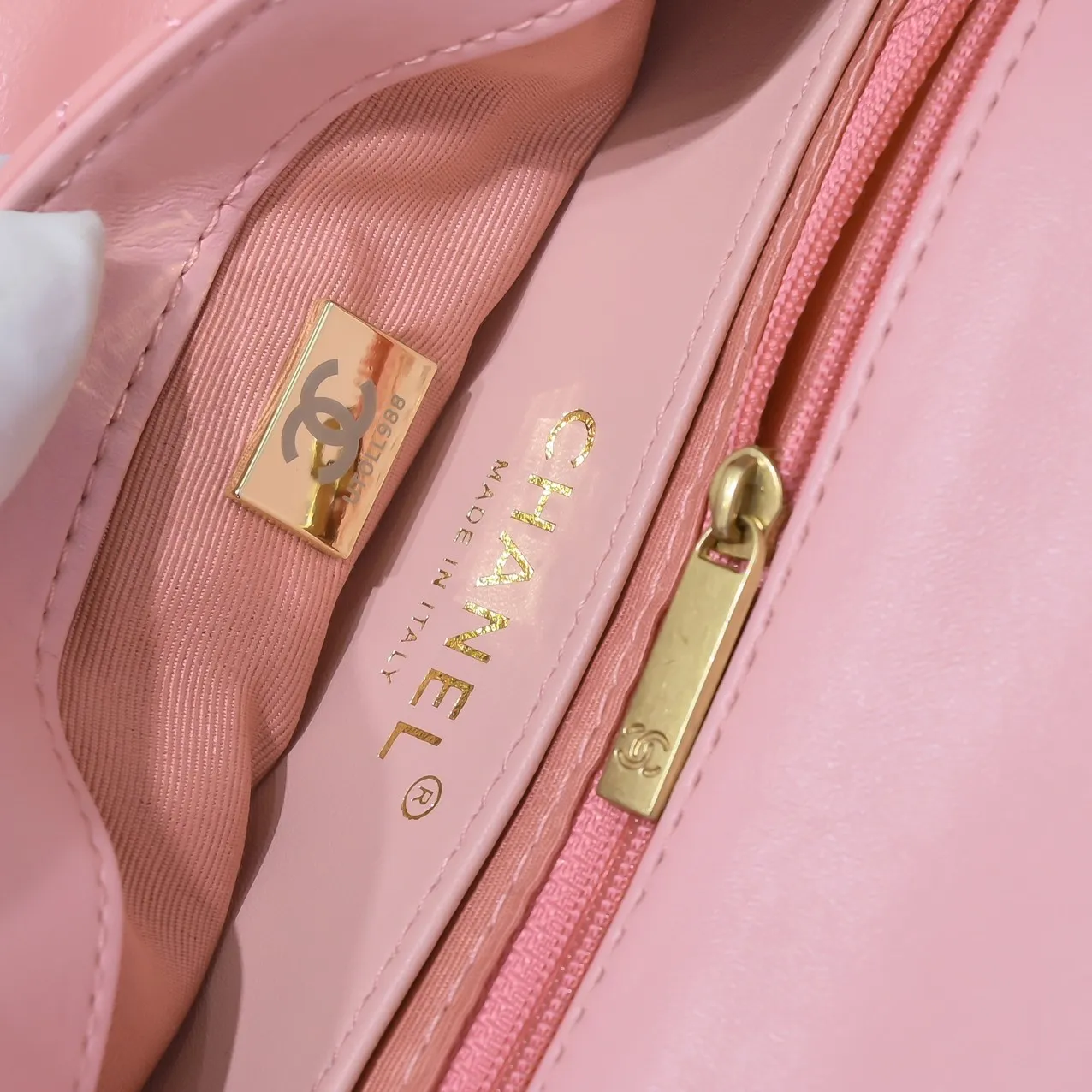 All Categories Official Website "Brand Women's Bags" Women's Bags 💙 Chanel 𝗖𝗵𝗮𝗻𝗲𝟭 𝟮𝟮𝘀 Large Gold Chain Underarm Bag Large Size Jimei, have you got it yet? This bag is easy to wear with hot girls, and the capacity is good. The thick chain is the finishing touch of this bag. It is younger and more fashionable than Cf 𝐒𝐢𝐳𝐞𝟏8-𝟐7-