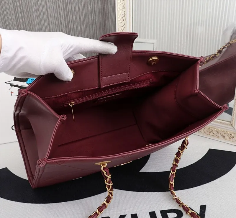 All Categories Official Website "Brand Women's Bags" Women's Bags 💙 Chanel new shopping bag CHANEI, calfskin series, gold hardware with large diamond pattern, exquisite logo on the bag gives a new and elegant feel, calfskin is wear-resistant and soft to the touch, all-copper hardware, size 24-34-13