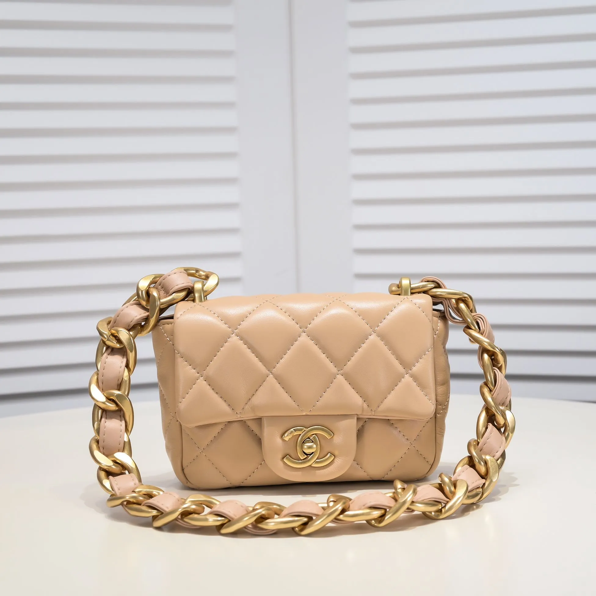 All Categories Official Website "Brand Women's Bags" Women's Bags 💙 Chanel �C𝗵𝗮𝗻𝗲𝟭 𝟮𝟮𝘀 Large Gold Chain Armpit Bag Small Size Jimei, have you got it yet? This bag is easy to wear with hot girls, and the capacity is good. The thick chain is the finishing touch of this bag. It is younger and more fashionable than Cf. 𝐒𝐢𝐳𝐞𝟏𝟑-𝟏𝟕
