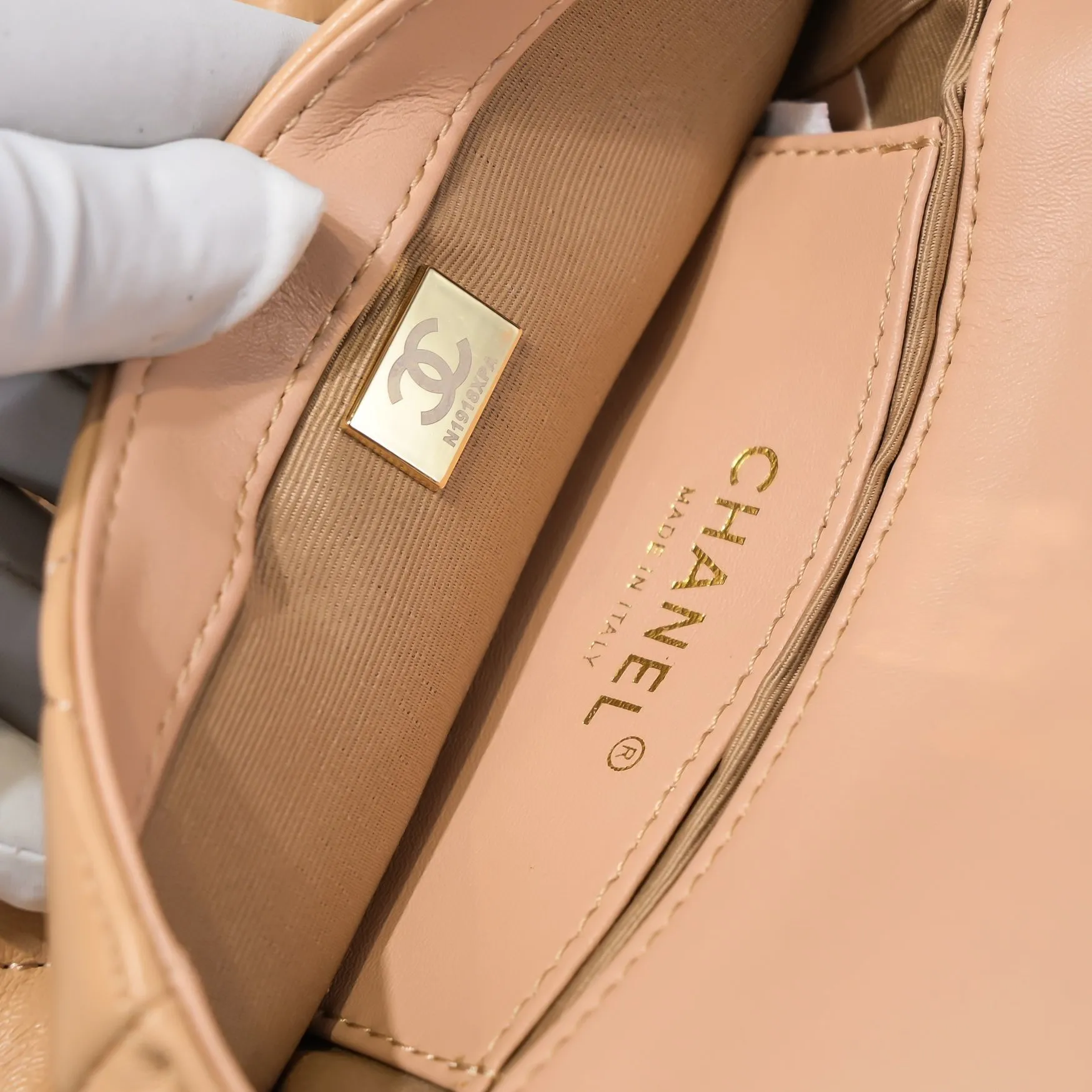 All Categories Official Website "Brand Women's Bags" Women's Bags 💙 Chanel �C𝗵𝗮𝗻𝗲𝟭 𝟮𝟮𝘀 Large Gold Chain Armpit Bag Small Size Jimei, have you got it yet? This bag is easy to wear with hot girls, and the capacity is good. The thick chain is the finishing touch of this bag. It is younger and more fashionable than Cf. 𝐒𝐢𝐳𝐞𝟏𝟑-𝟏𝟕