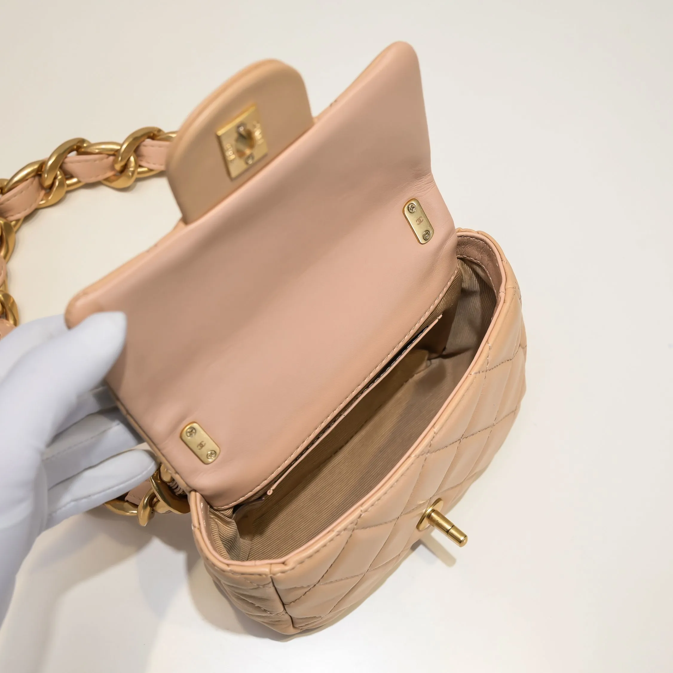 All Categories Official Website "Brand Women's Bags" Women's Bags 💙 Chanel �C𝗵𝗮𝗻𝗲𝟭 𝟮𝟮𝘀 Large Gold Chain Armpit Bag Small Size Jimei, have you got it yet? This bag is easy to wear with hot girls, and the capacity is good. The thick chain is the finishing touch of this bag. It is younger and more fashionable than Cf. 𝐒𝐢𝐳𝐞𝟏𝟑-𝟏𝟕