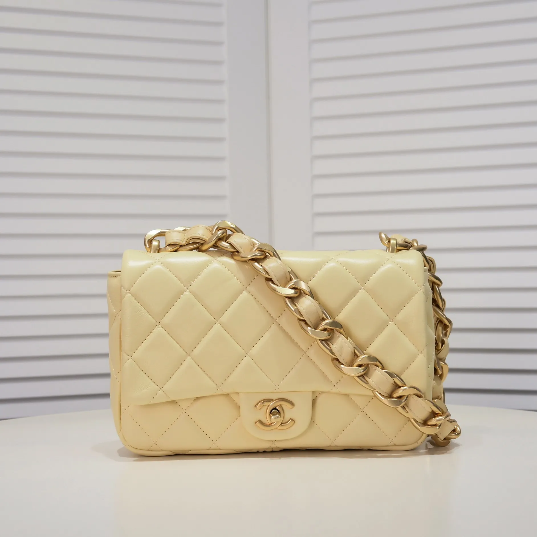 All Categories Official Website "Brand Women's Bags" Women's Bags 💙 Chanel 𝗖𝗵𝗮𝗻𝗲𝟭 𝟮𝟮𝘀 Large Gold Chain Underarm Bag Large Size Jimei, have you got it yet? This bag is easy to wear with hot girls, and the capacity is good. The thick chain is the finishing touch of this bag. It is younger and more fashionable than Cf 𝐒𝐢𝐳𝐞𝟏8-𝟐7-