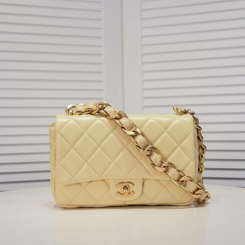 All Categories Official Website "Brand Women's Bags" Women's Bags 💙 Chanel 𝗖𝗵𝗮𝗻𝗲𝟭 𝟮𝟮𝘀 Large Gold Chain Underarm Bag Large Size Jimei, have you got it yet? This bag is easy to wear with hot girls, and the capacity is good. The thick chain is the finishing touch of this bag. It is younger and more fashionable than Cf 𝐒𝐢𝐳𝐞𝟏8-𝟐7-