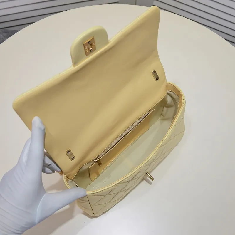All Categories Official Website "Brand Women's Bags" Women's Bags 💙 Chanel 𝗖𝗵𝗮𝗻𝗲𝟭 𝟮𝟮𝘀 Large Gold Chain Underarm Bag Large Size Jimei, have you got it yet? This bag is easy to wear with hot girls, and the capacity is good. The thick chain is the finishing touch of this bag. It is younger and more fashionable than Cf 𝐒𝐢𝐳𝐞𝟏8-𝟐7-