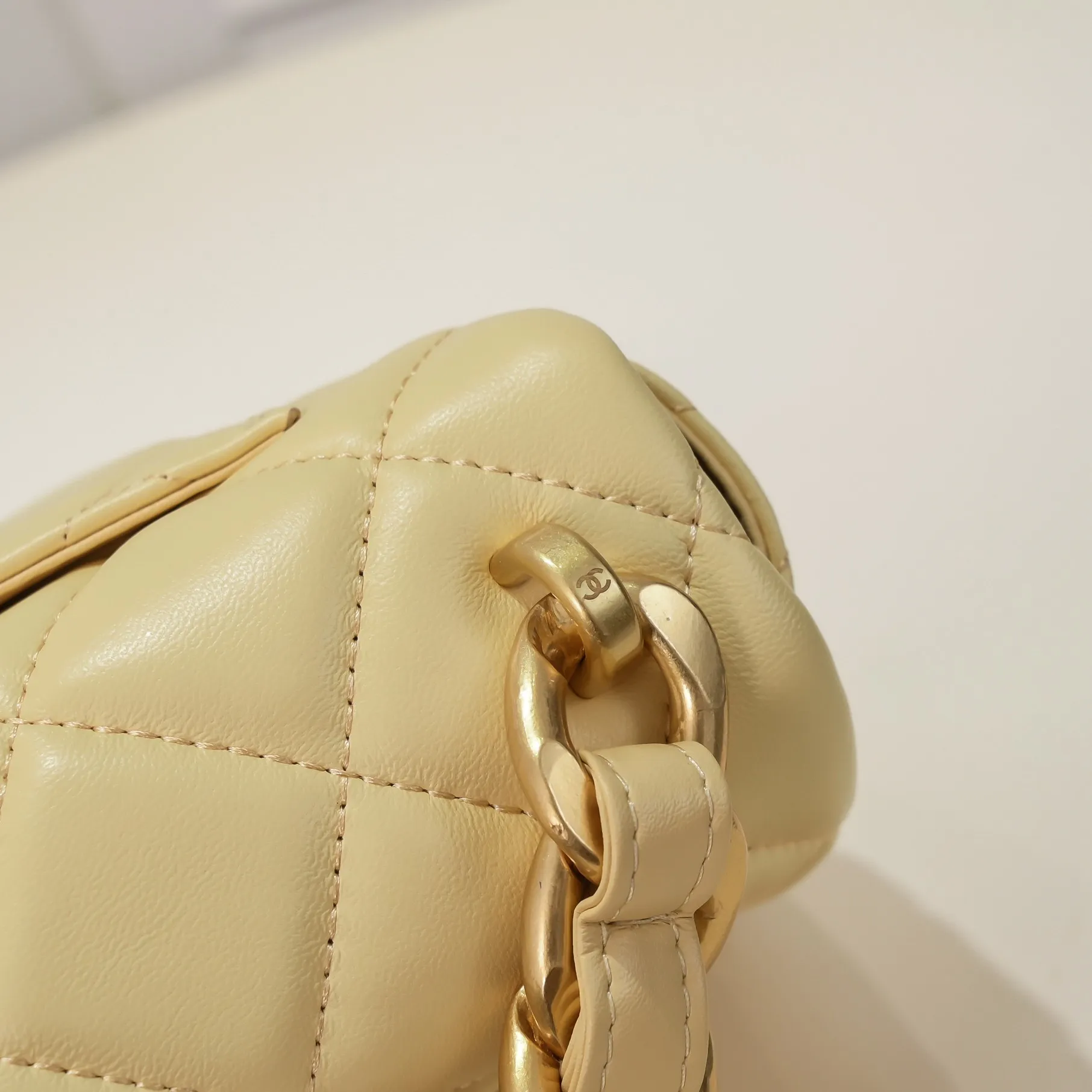 All Categories Official Website "Brand Women's Bags" Women's Bags 💙 Chanel 𝗖𝗵𝗮𝗻𝗲𝟭 𝟮𝟮𝘀 Large Gold Chain Underarm Bag Large Size Jimei, have you got it yet? This bag is easy to wear with hot girls, and the capacity is good. The thick chain is the finishing touch of this bag. It is younger and more fashionable than Cf 𝐒𝐢𝐳𝐞𝟏8-𝟐7-