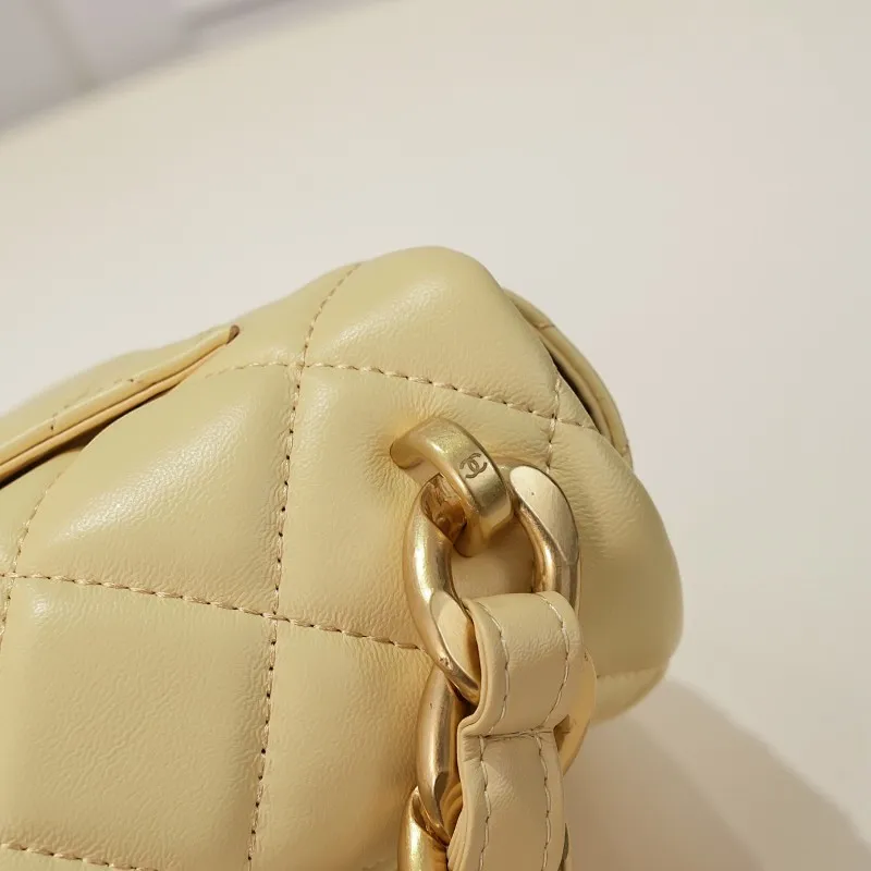 All Categories Official Website "Brand Women's Bags" Women's Bags 💙 Chanel 𝗖𝗵𝗮𝗻𝗲𝟭 𝟮𝟮𝘀 Large Gold Chain Underarm Bag Large Size Jimei, have you got it yet? This bag is easy to wear with hot girls, and the capacity is good. The thick chain is the finishing touch of this bag. It is younger and more fashionable than Cf 𝐒𝐢𝐳𝐞𝟏8-𝟐7-