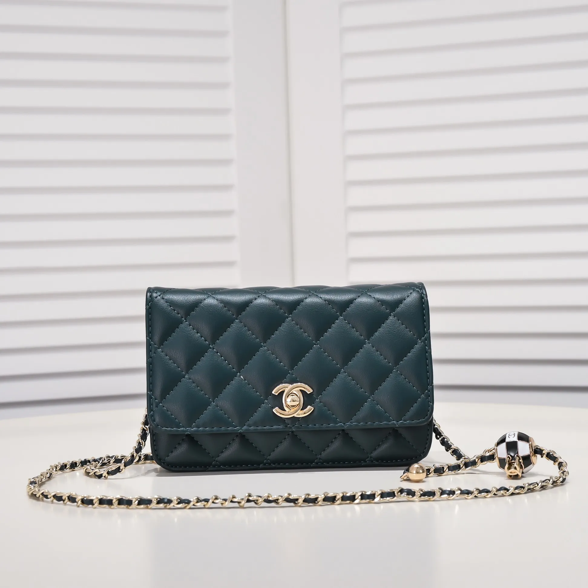 All Categories Official Website "Brand Women's Bags" Women's Bags 💙 Chanel Chane Small Chain Bag Wallet on chain is definitely indispensable. Imported calfskin 🐂 This bag is super practical, but it has a bug ~ it is too long, because it is designed according to European and American body shapes, and it will be slightly longer for Asians! but! Don't be afraid, there is magic now