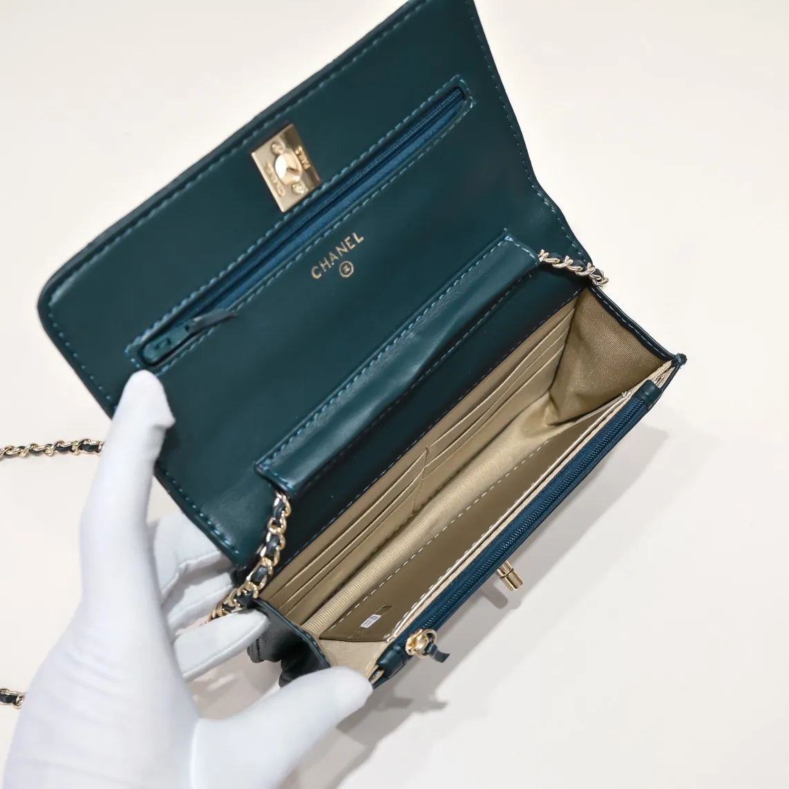 All Categories Official Website "Brand Women's Bags" Women's Bags 💙 Chanel Chane Small Chain Bag Wallet on chain is definitely indispensable. Imported calfskin 🐂 This bag is super practical, but it has a bug ~ it is too long, because it is designed according to European and American body shapes, and it will be slightly longer for Asians! but! Don't be afraid, there is magic now
