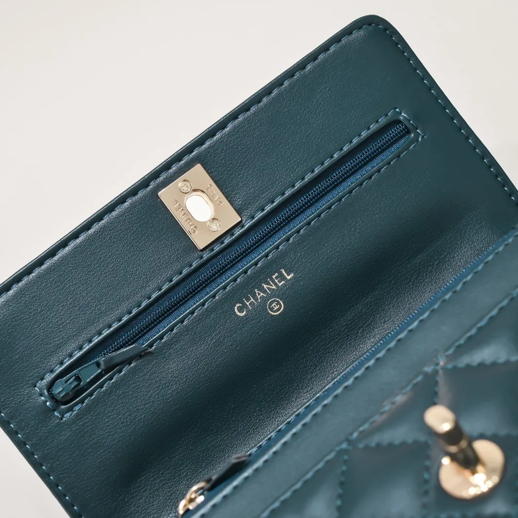 All Categories Official Website "Brand Women's Bags" Women's Bags 💙 Chanel Chane Small Chain Bag Wallet on chain is definitely indispensable. Imported calfskin 🐂 This bag is super practical, but it has a bug ~ it is too long, because it is designed according to European and American body shapes, and it will be slightly longer for Asians! but! Don't be afraid, there is magic now