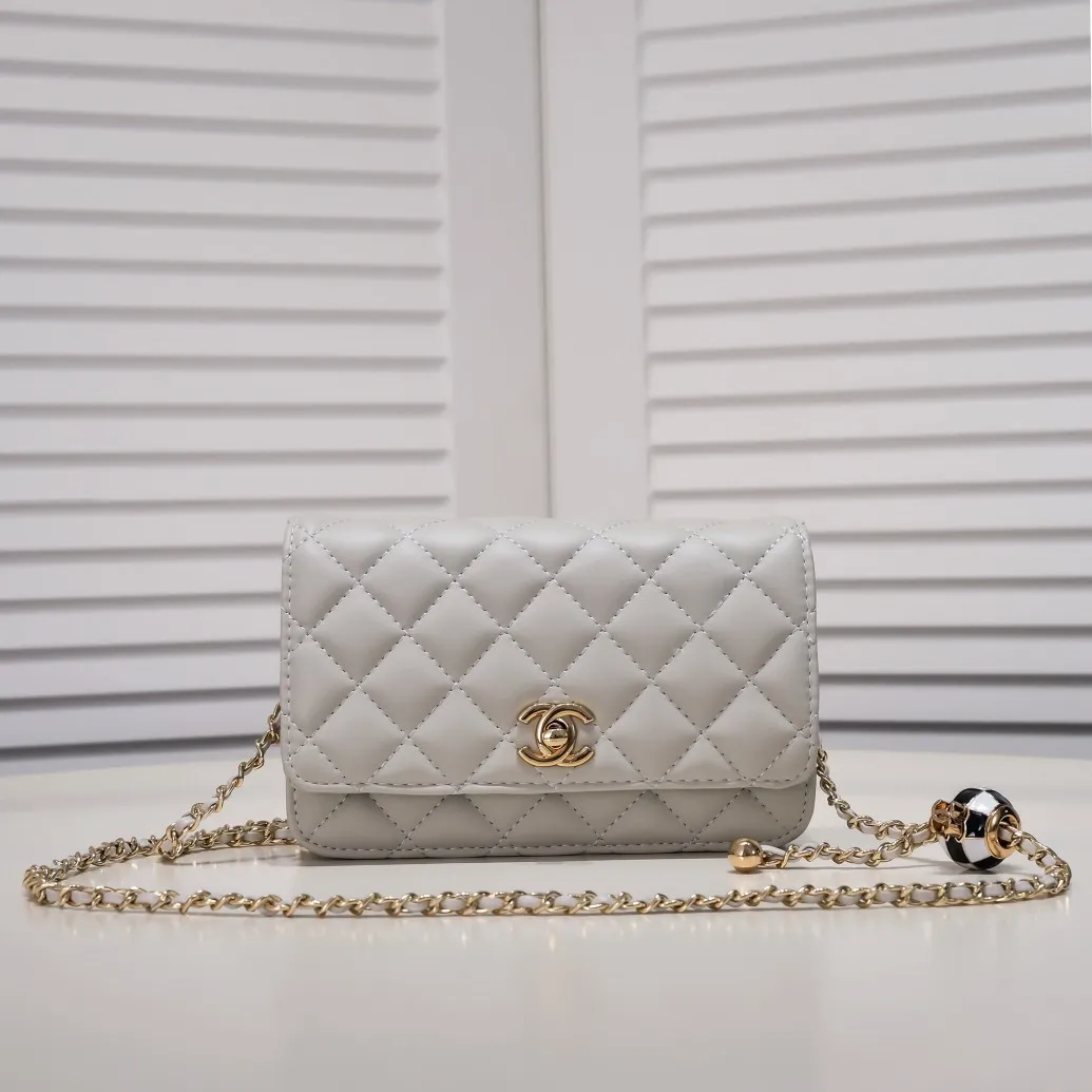 All Categories Official Website "Brand Women's Bags" Women's Bags 💙 Chanel Chane Small Chain Bag Wallet on chain is definitely indispensable. Imported calfskin 🐂 This bag is super practical, but it has a bug ~ it is too long, because it is designed according to European and American body shapes, and it will be slightly longer for Asians! but! Don't be afraid, there is magic now