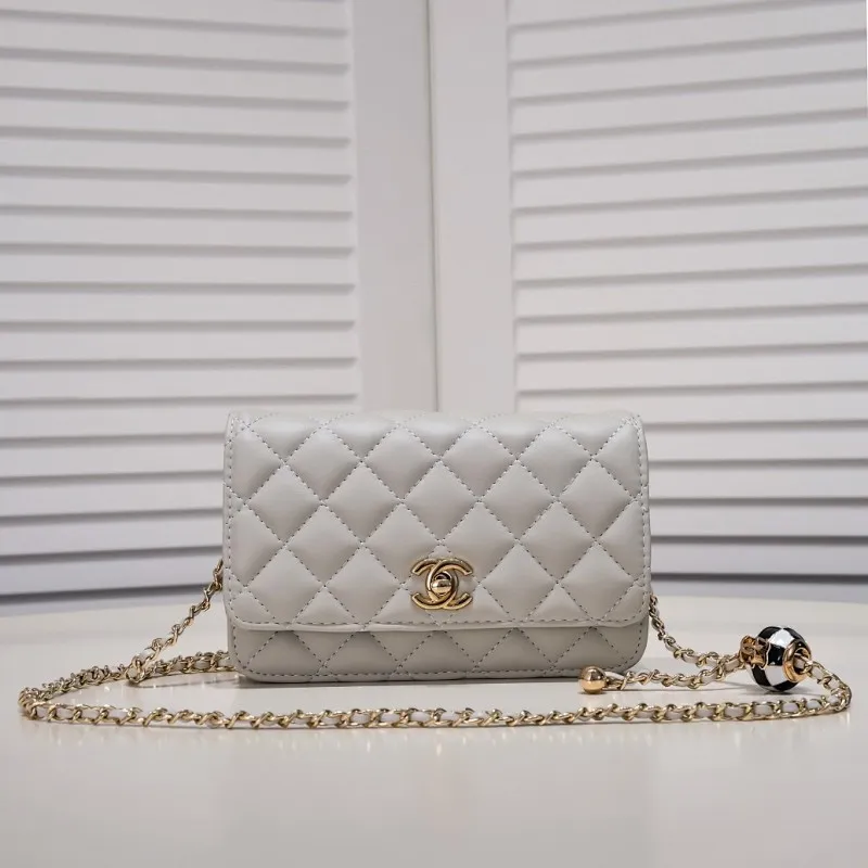 All Categories Official Website "Brand Women's Bags" Women's Bags 💙 Chanel Chane Small Chain Bag Wallet on chain is definitely indispensable. Imported calfskin 🐂 This bag is super practical, but it has a bug ~ it is too long, because it is designed according to European and American body shapes, and it will be slightly longer for Asians! but! Don't be afraid, there is magic now