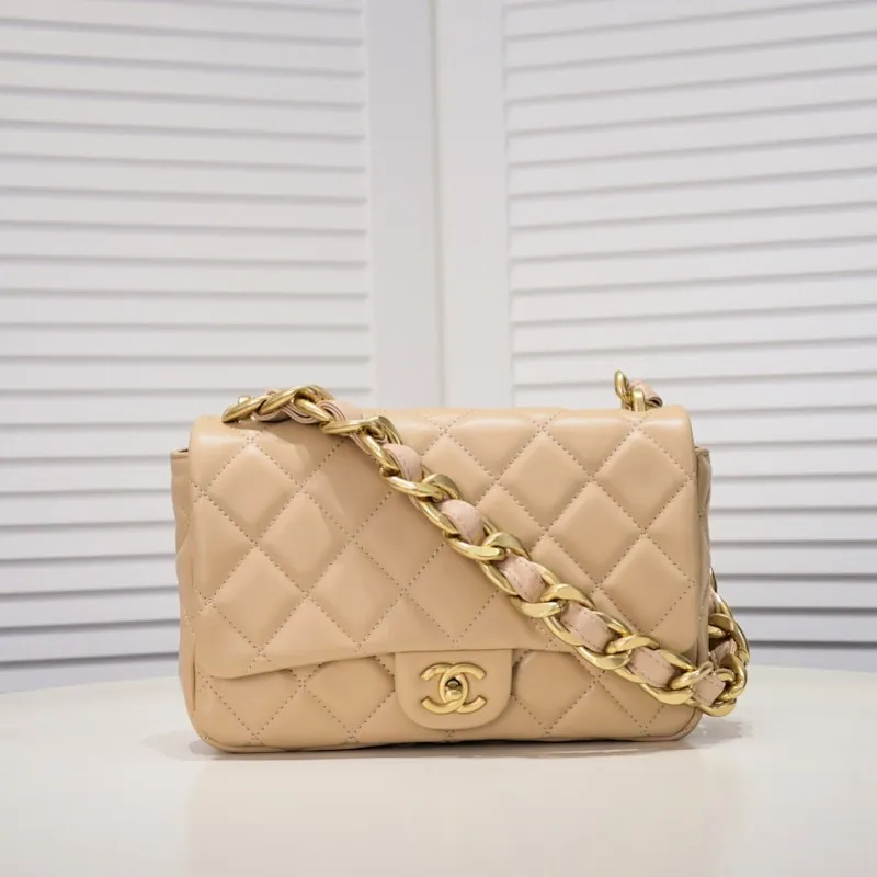 All Categories Official Website "Brand Women's Bags" Women's Bags 💙 Chanel 𝗖𝗵𝗮𝗻𝗲𝟭 𝟮𝟮𝘀 Large Gold Chain Underarm Bag Large Size Jimei, have you got it yet? This bag is easy to wear with hot girls, and the capacity is good. The thick chain is the finishing touch of this bag. It is younger and more fashionable than Cf 𝐒𝐢𝐳𝐞𝟏8-𝟐7-