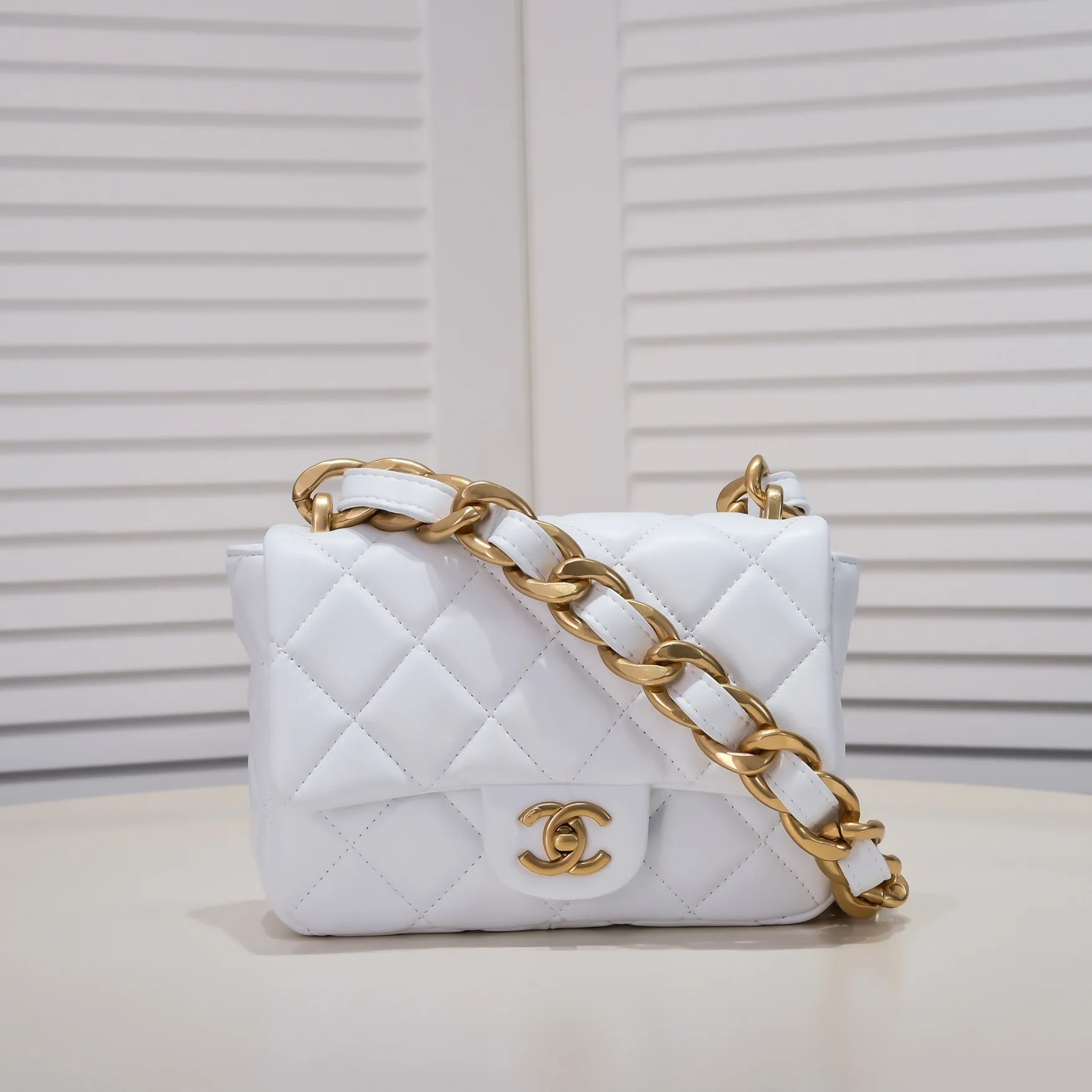 All Categories Official Website "Brand Women's Bags" Women's Bags 💙 Chanel C𝗵𝗮𝗻𝗲𝟭 𝟮𝟮𝘀 Large Gold Chain Underarm Bag Medium Size Jimei, have you got it yet? This bag looks great on hot girls, and the capacity is good. The thick chain is the finishing touch of this bag. It is younger and more fashionable than Cf. 𝐒𝐢𝐳𝐞𝟏𝟕-𝟐𝟏