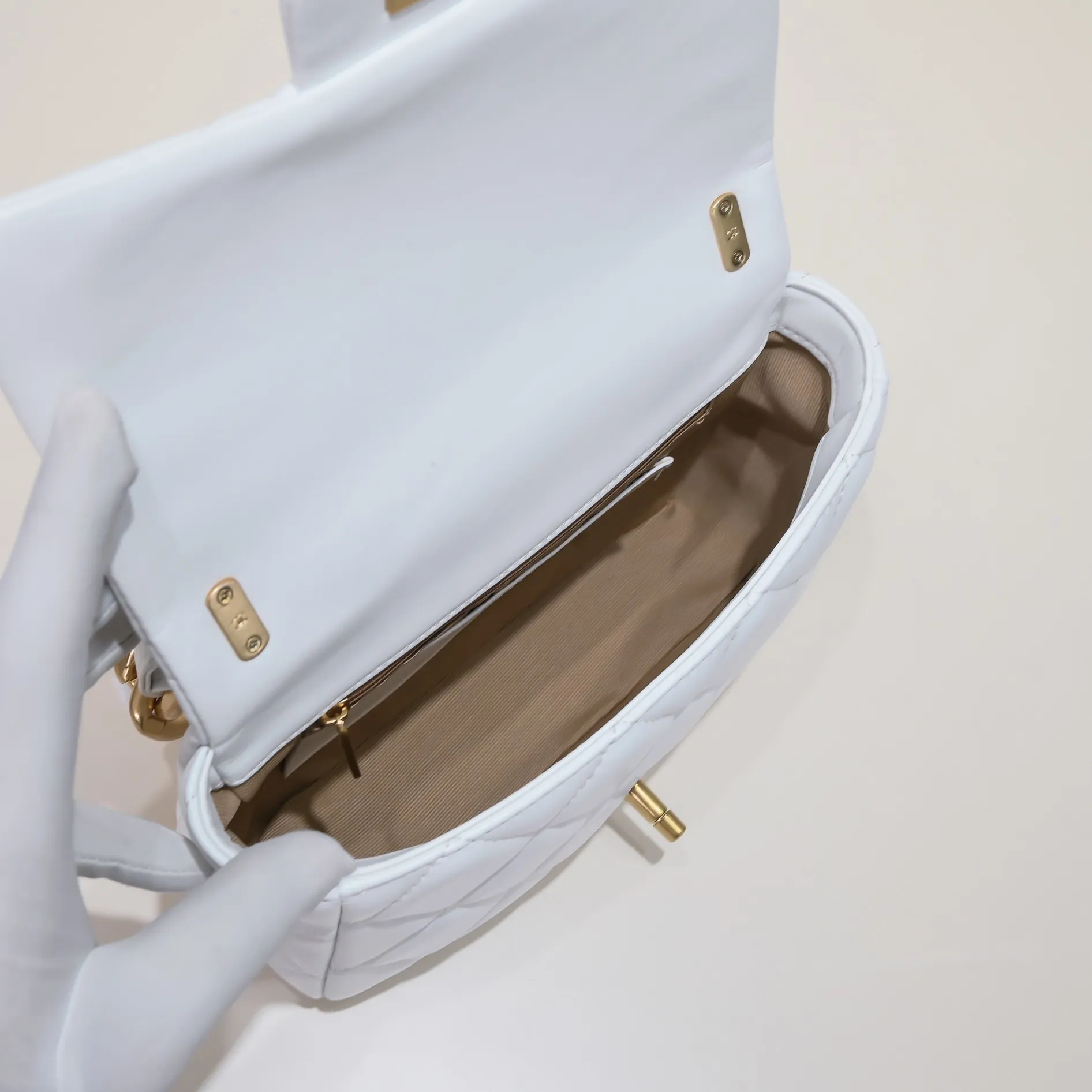 All Categories Official Website "Brand Women's Bags" Women's Bags 💙 Chanel C𝗵𝗮𝗻𝗲𝟭 𝟮𝟮𝘀 Large Gold Chain Underarm Bag Medium Size Jimei, have you got it yet? This bag looks great on hot girls, and the capacity is good. The thick chain is the finishing touch of this bag. It is younger and more fashionable than Cf. 𝐒𝐢𝐳𝐞𝟏𝟕-𝟐𝟏