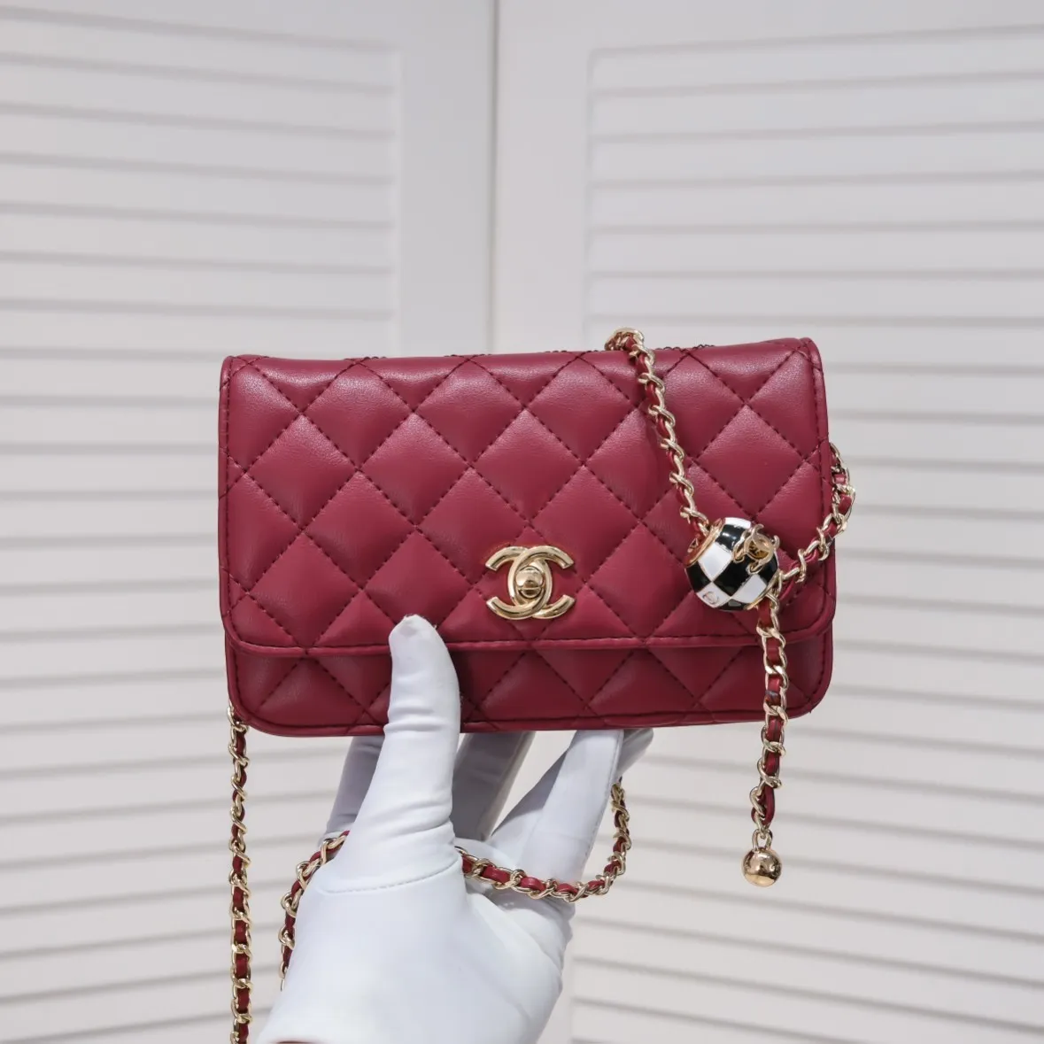 All Categories Official Website "Brand Women's Bags" Women's Bags 💙 Chanel Chane Small Chain Bag Wallet on chain is definitely indispensable. Imported calfskin 🐂 This bag is super practical, but it has a bug ~ it is too long, because it is designed according to European and American body shapes, and it will be slightly longer for Asians! but! Don't be afraid, there is magic now