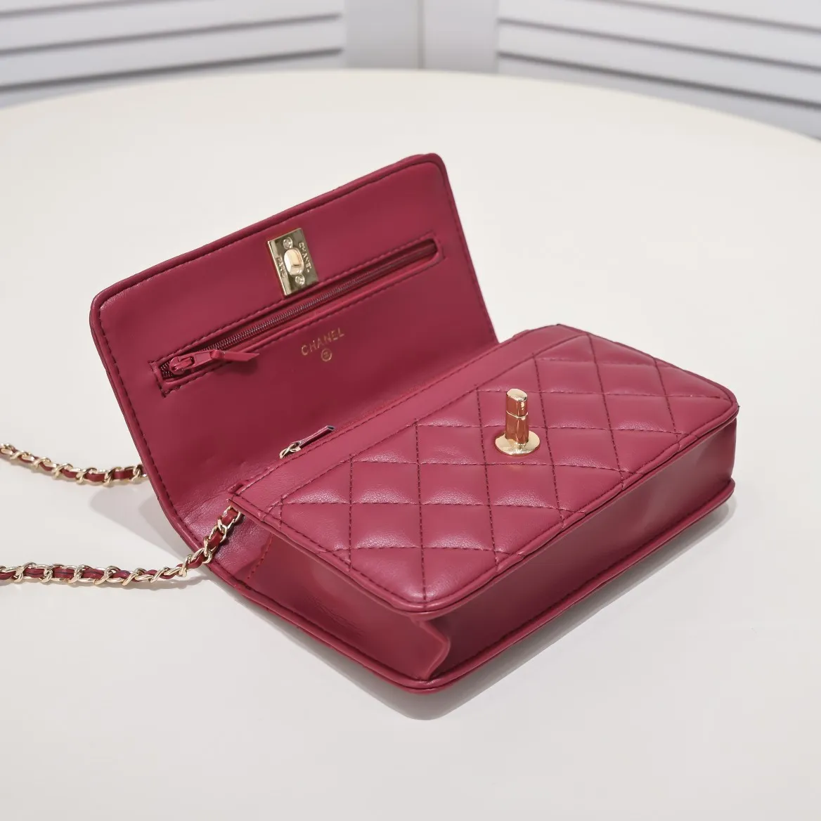 All Categories Official Website "Brand Women's Bags" Women's Bags 💙 Chanel Chane Small Chain Bag Wallet on chain is definitely indispensable. Imported calfskin 🐂 This bag is super practical, but it has a bug ~ it is too long, because it is designed according to European and American body shapes, and it will be slightly longer for Asians! but! Don't be afraid, there is magic now