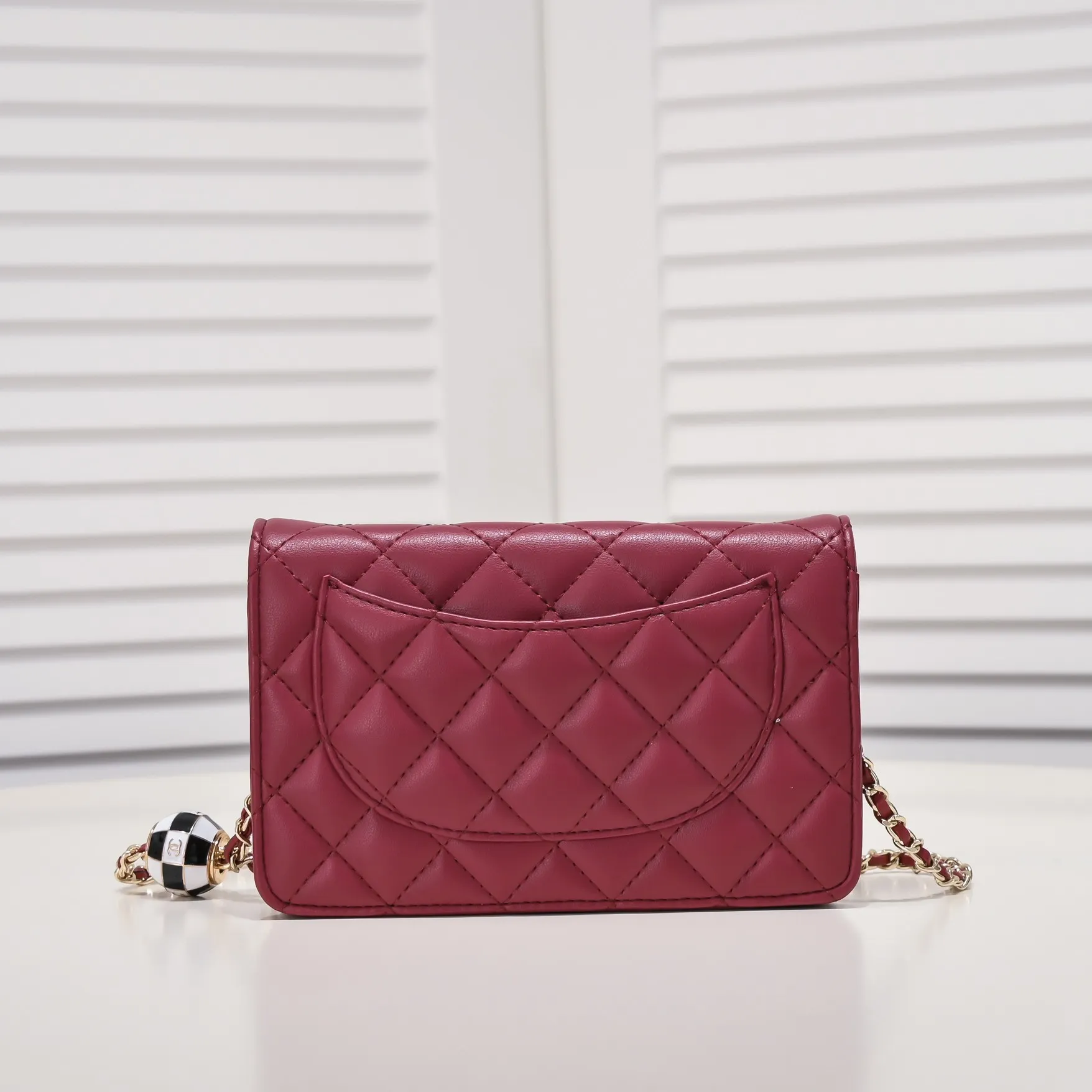 All Categories Official Website "Brand Women's Bags" Women's Bags 💙 Chanel Chane Small Chain Bag Wallet on chain is definitely indispensable. Imported calfskin 🐂 This bag is super practical, but it has a bug ~ it is too long, because it is designed according to European and American body shapes, and it will be slightly longer for Asians! but! Don't be afraid, there is magic now