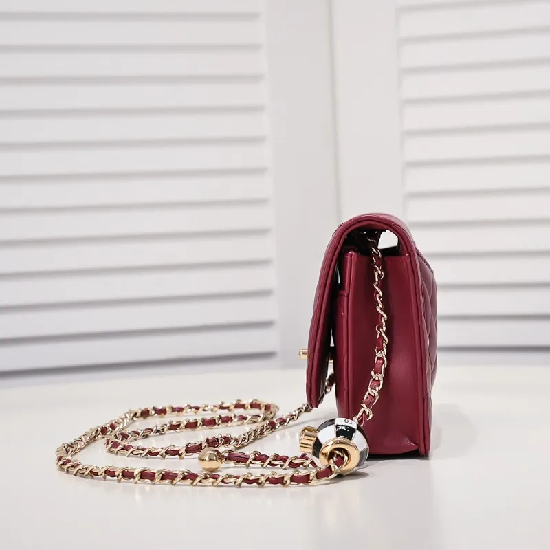 All Categories Official Website "Brand Women's Bags" Women's Bags 💙 Chanel Chane Small Chain Bag Wallet on chain is definitely indispensable. Imported calfskin 🐂 This bag is super practical, but it has a bug ~ it is too long, because it is designed according to European and American body shapes, and it will be slightly longer for Asians! but! Don't be afraid, there is magic now